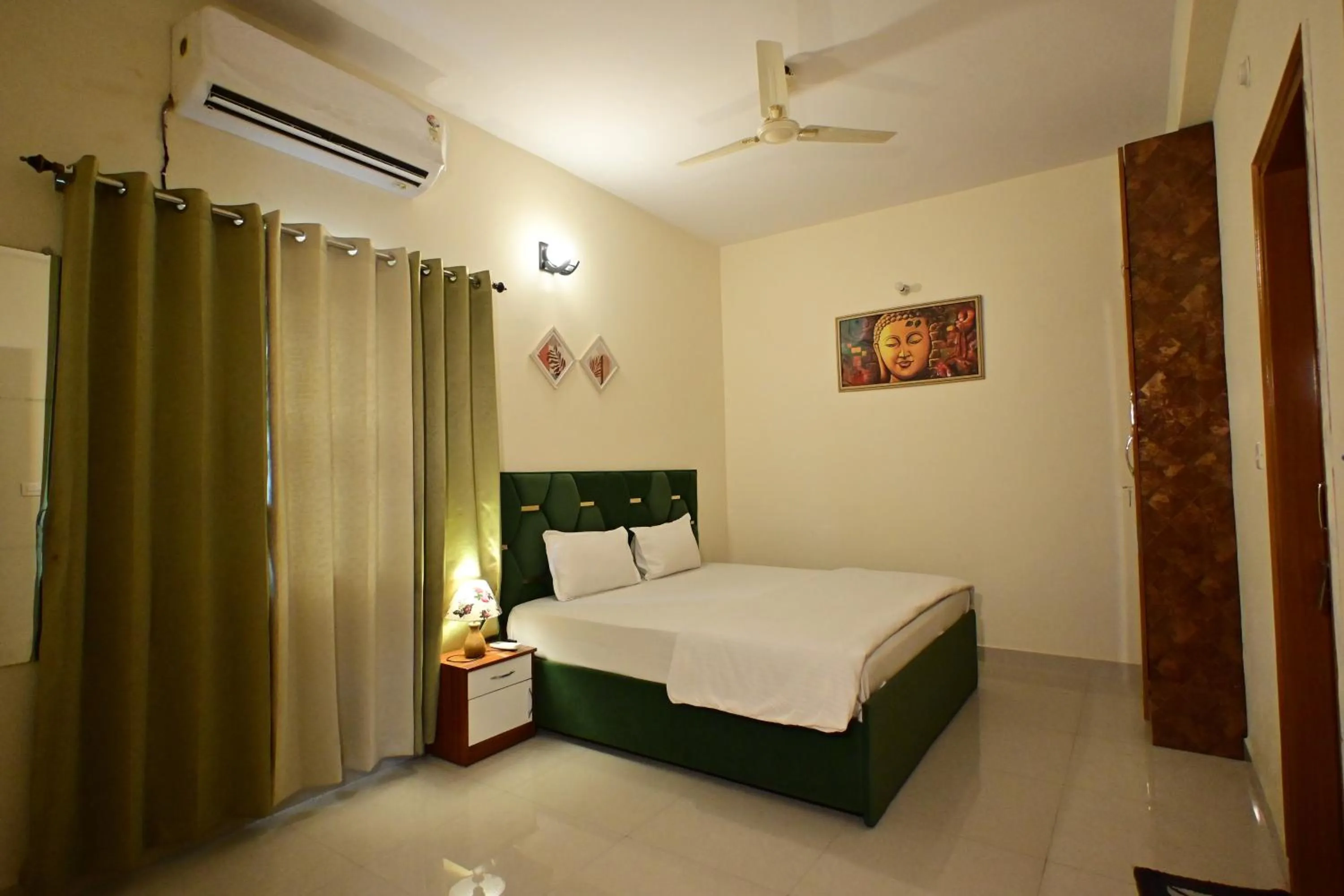 Bed in ZoomStay - 3BHK Apartments