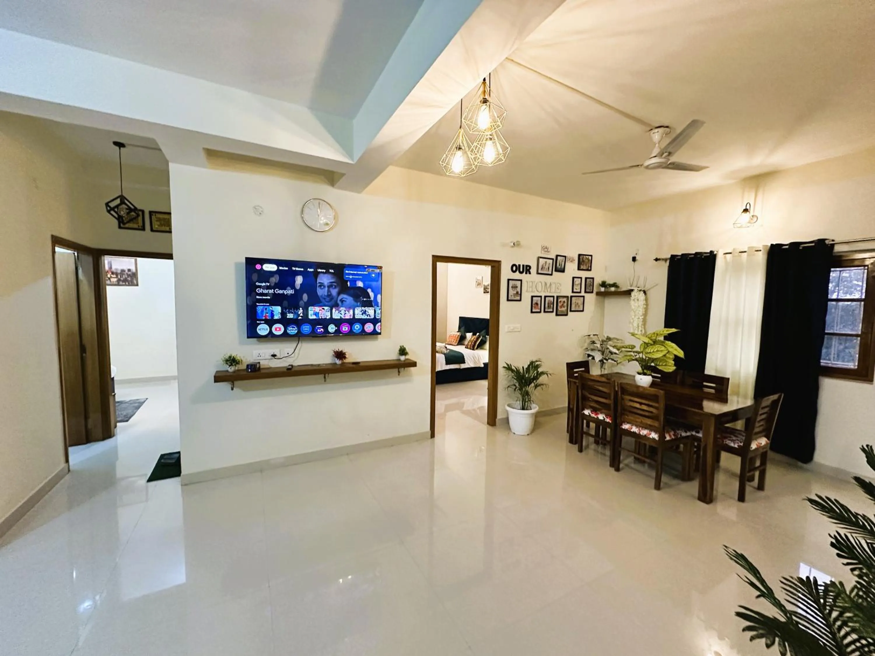 Living room in ZoomStay - 3BHK Apartments