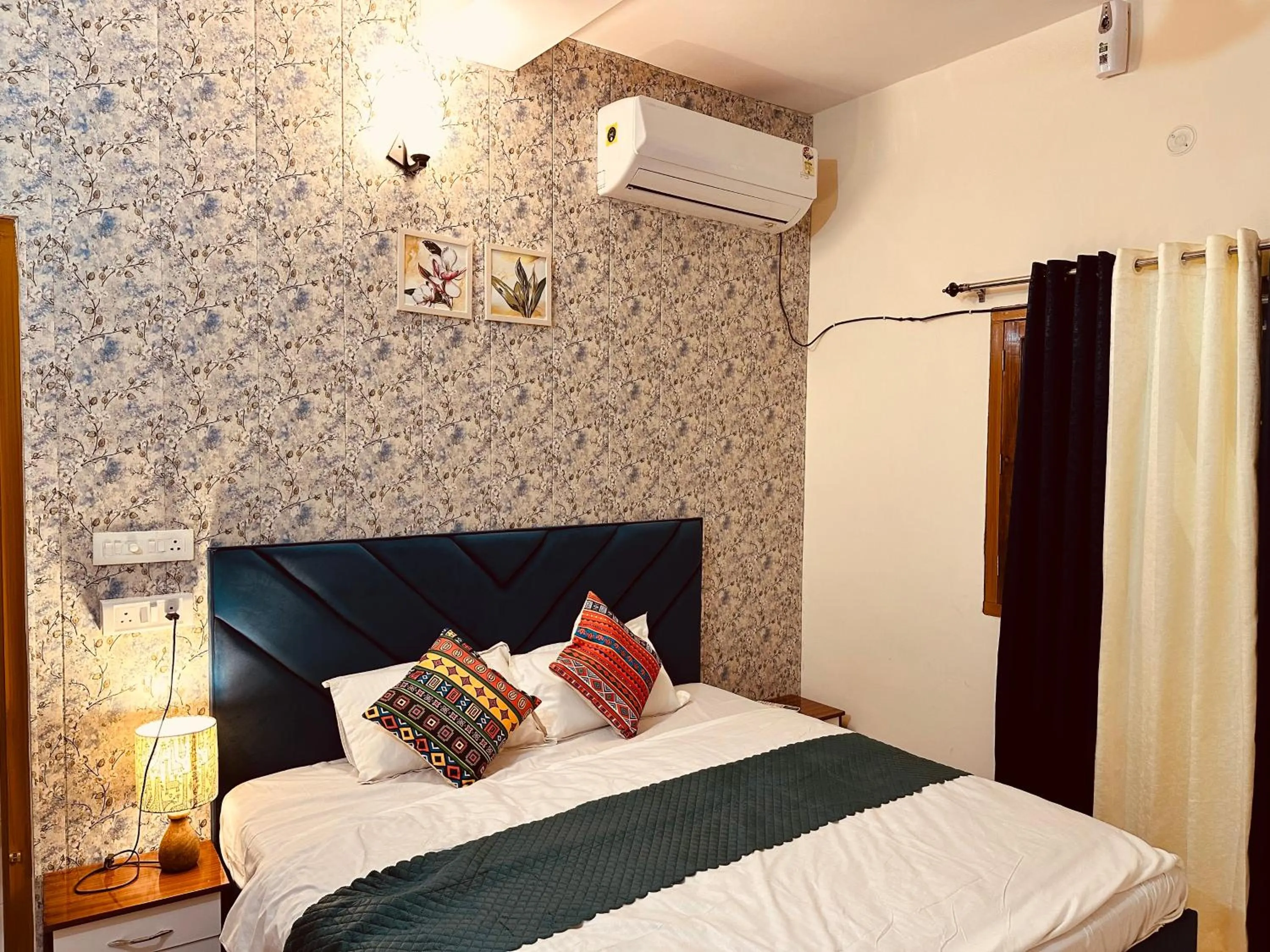Bed in ZoomStay - 3BHK Apartments