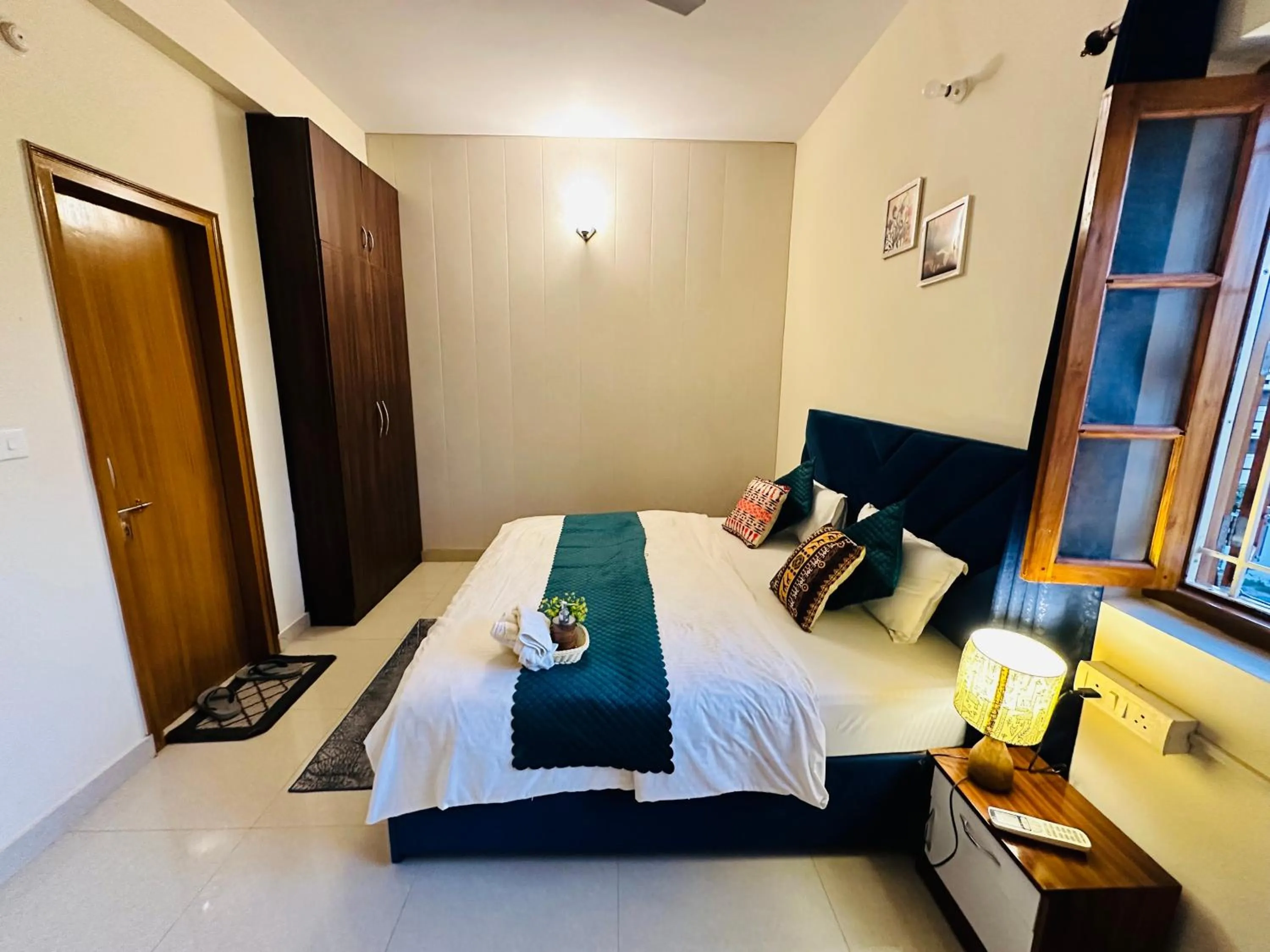 Bed in ZoomStay - 3BHK Apartments