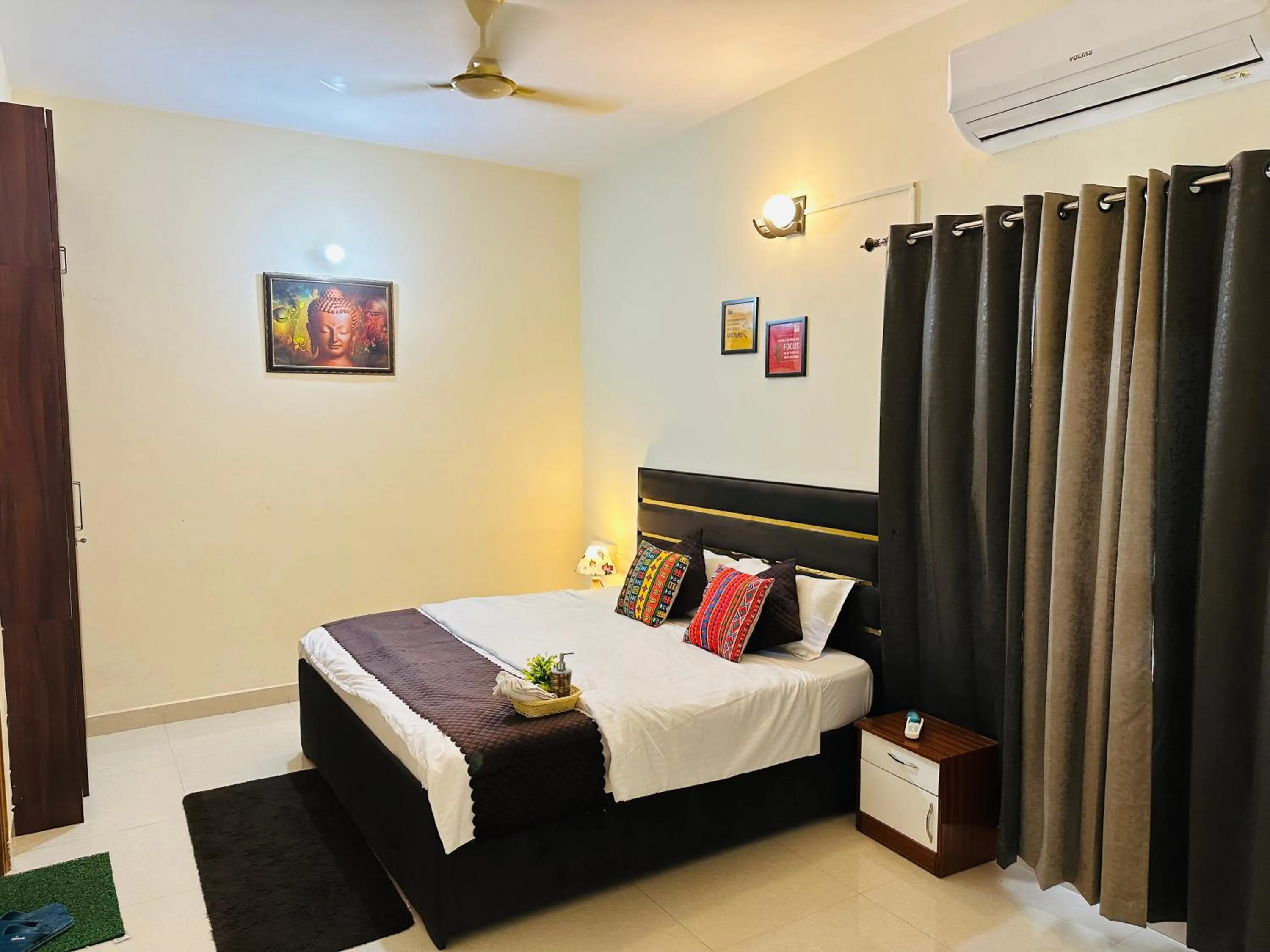 Bed in ZoomStay - 3BHK Apartments