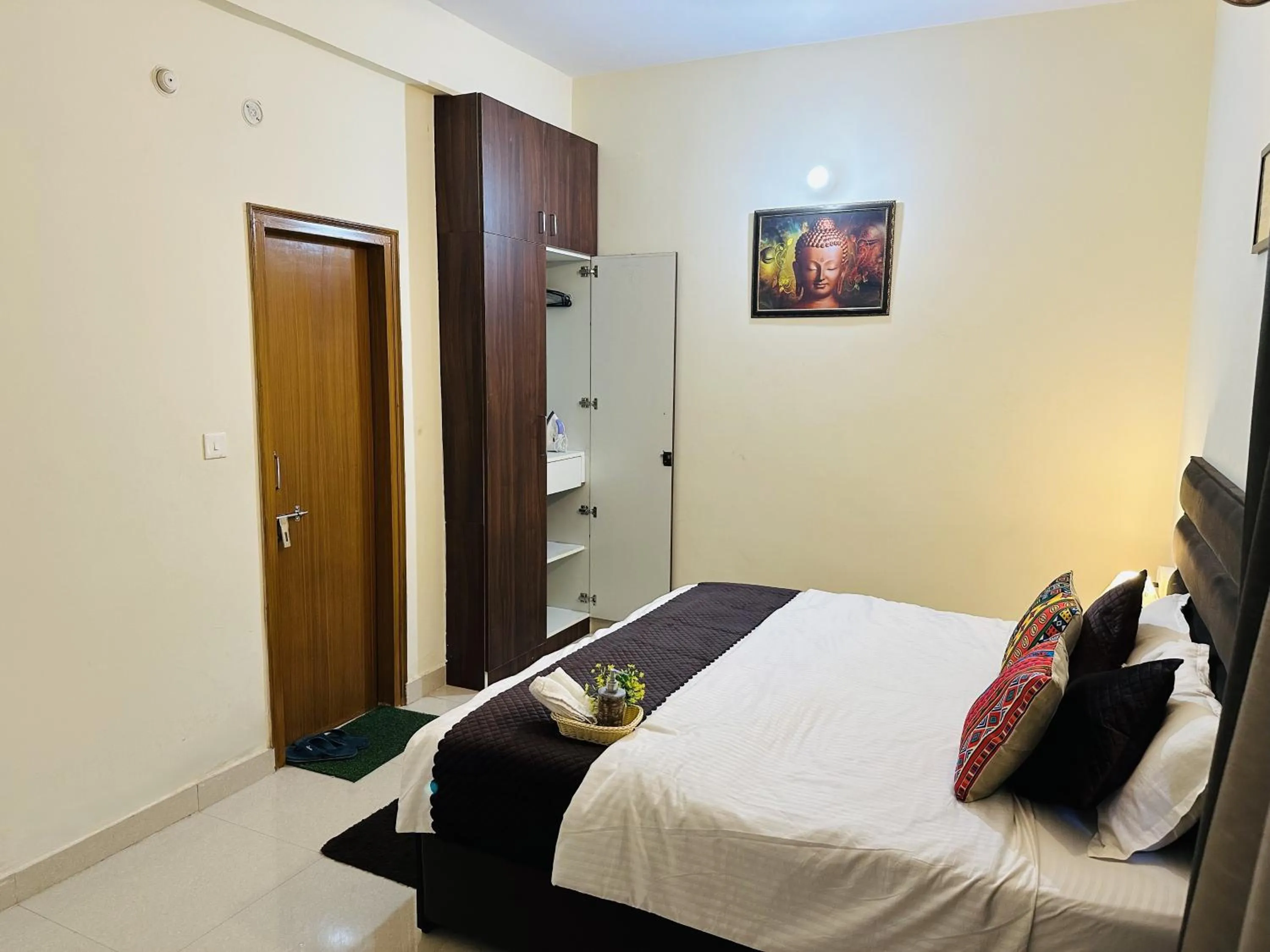 Bed in ZoomStay - 3BHK Apartments