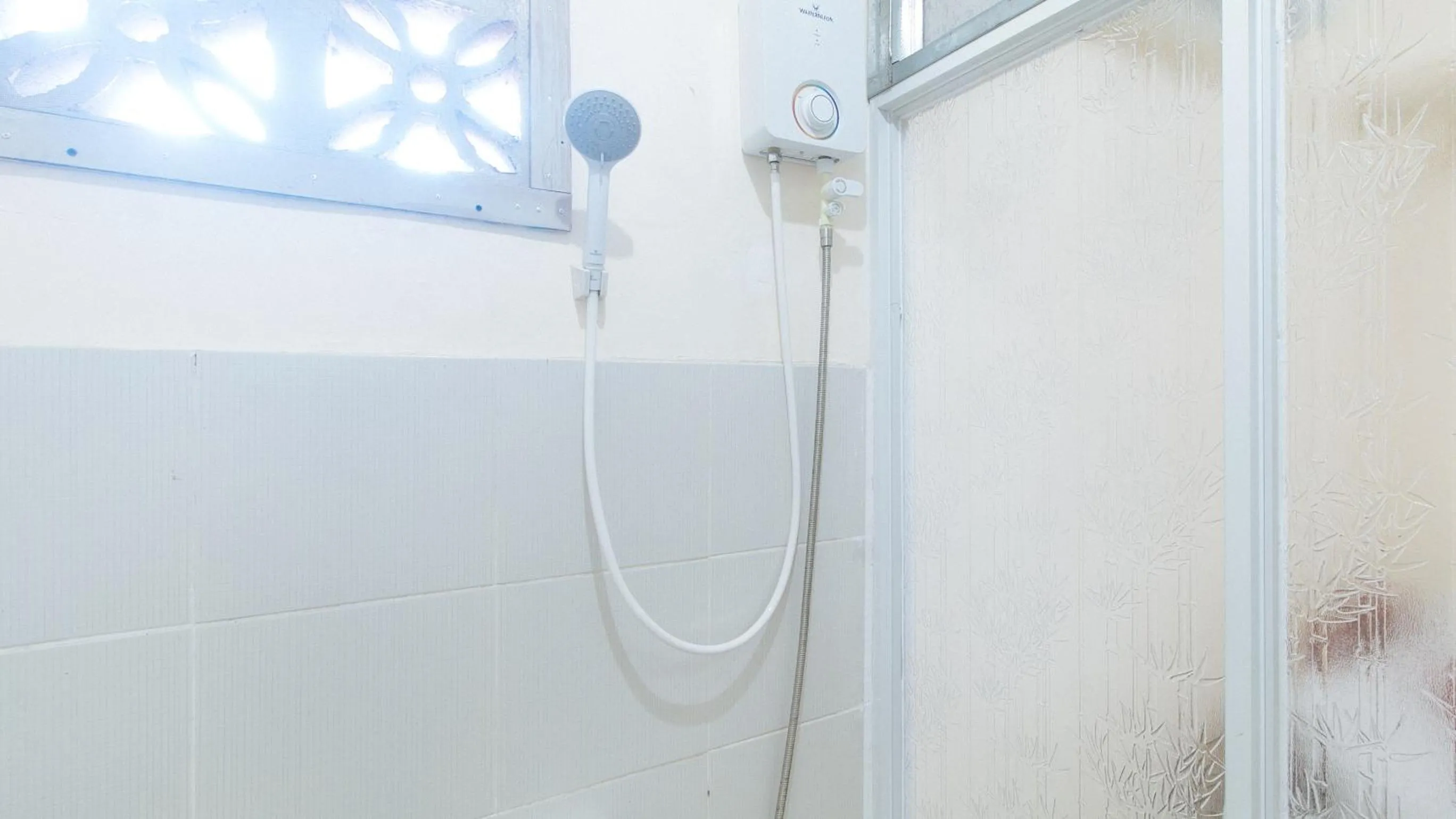 Shower in RedDoorz @ Western Bicutan Transients Inn
