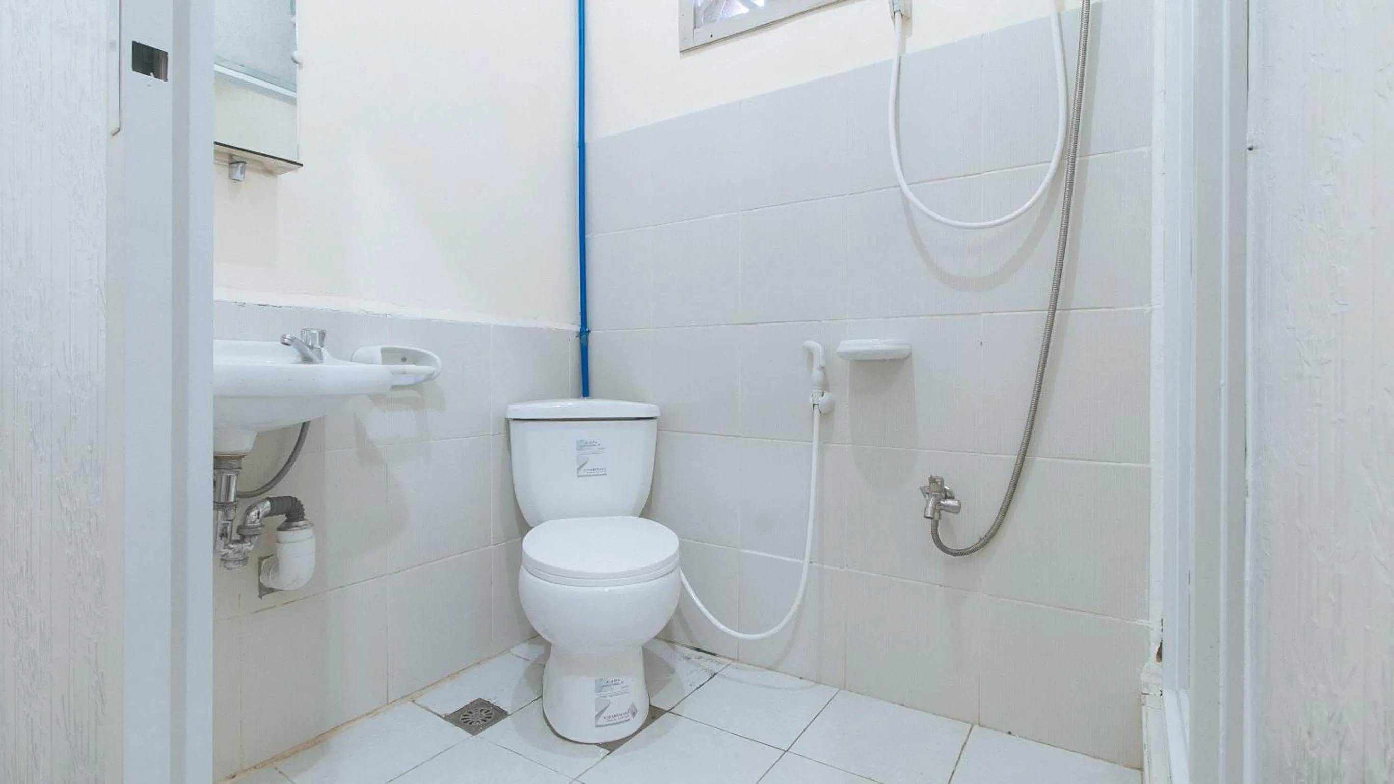 Shower in RedDoorz @ Western Bicutan Transients Inn