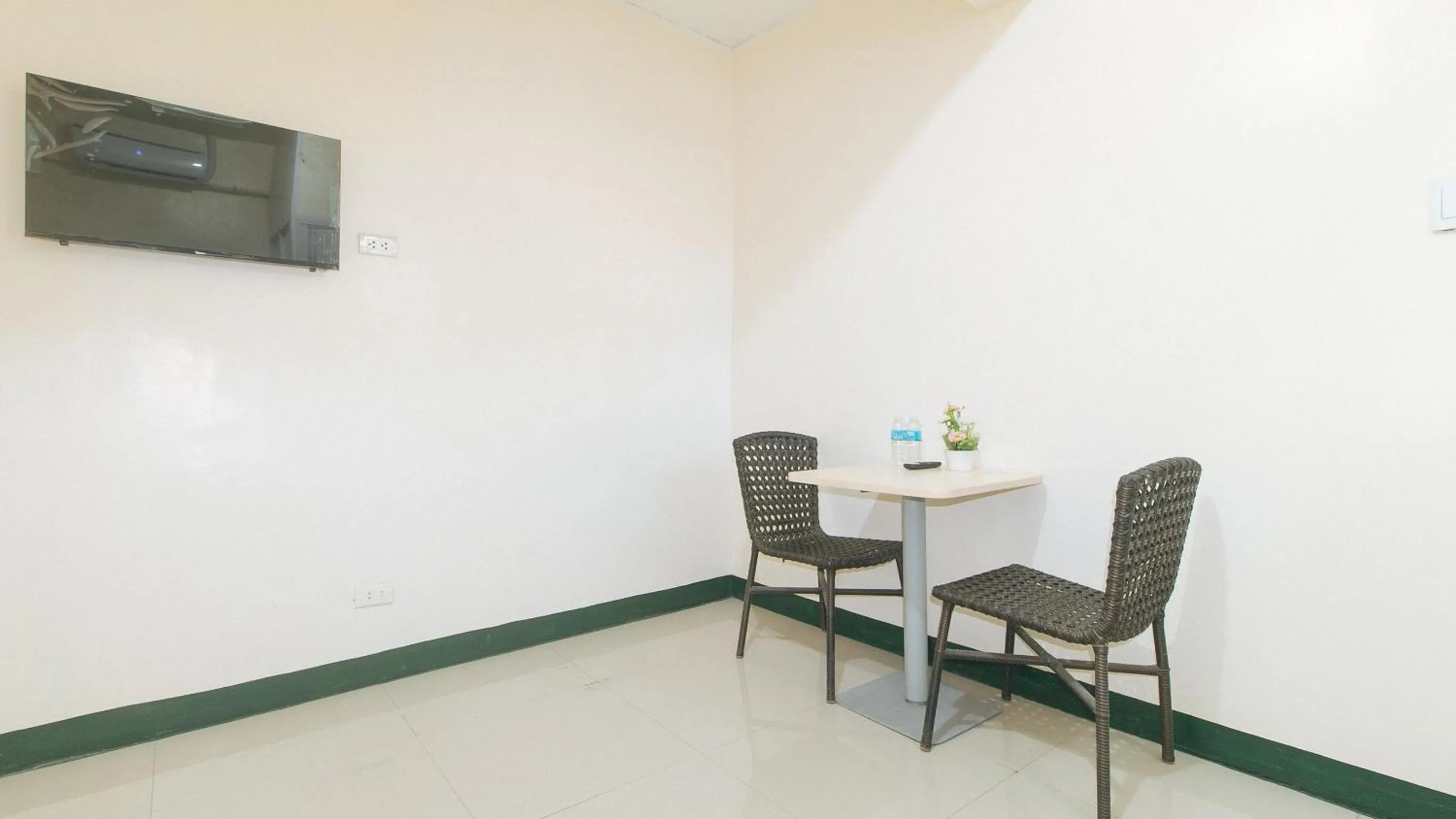 TV and multimedia in RedDoorz @ Western Bicutan Transients Inn