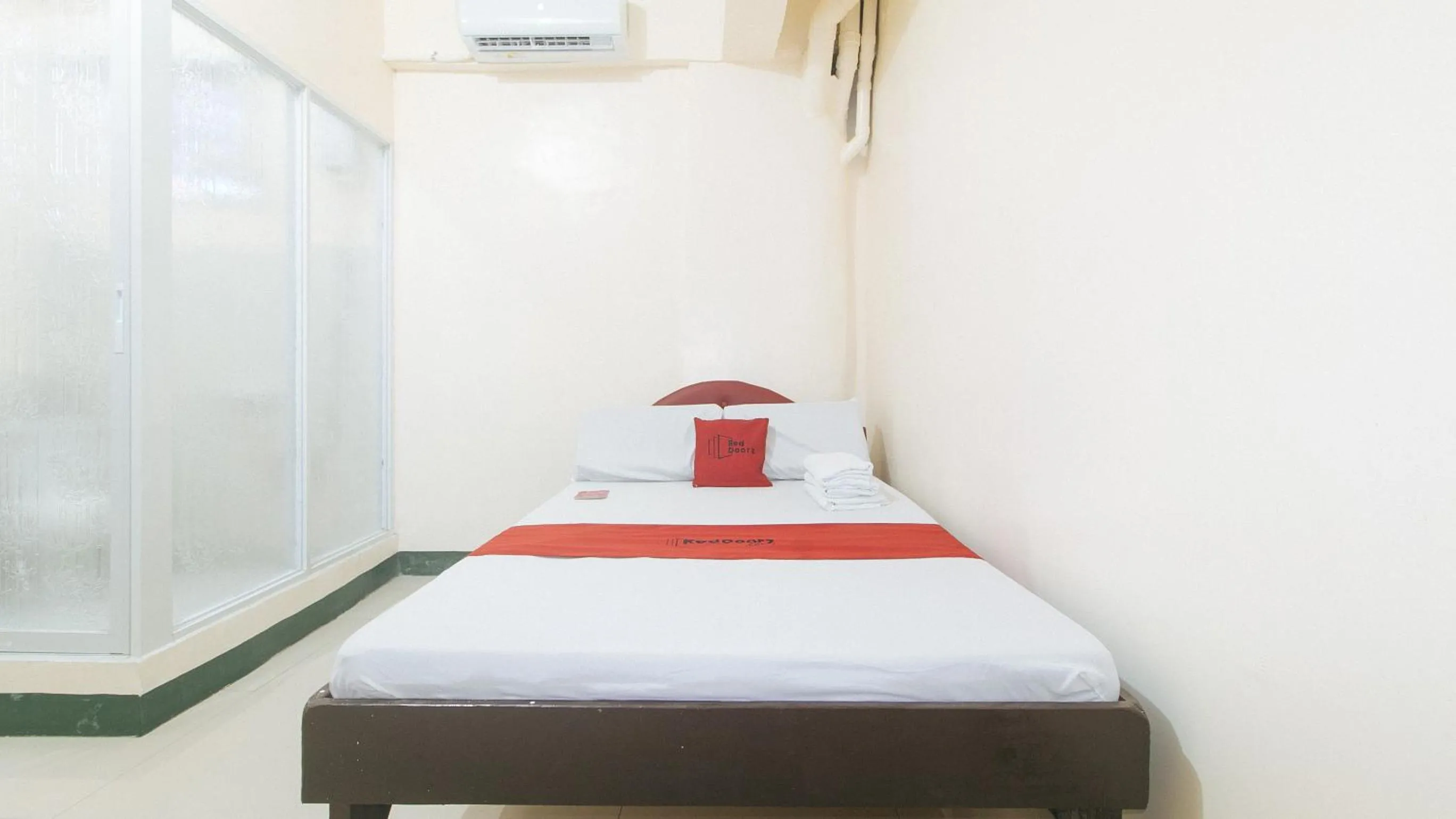 Photo of the whole room, Bed in RedDoorz @ Western Bicutan Transients Inn