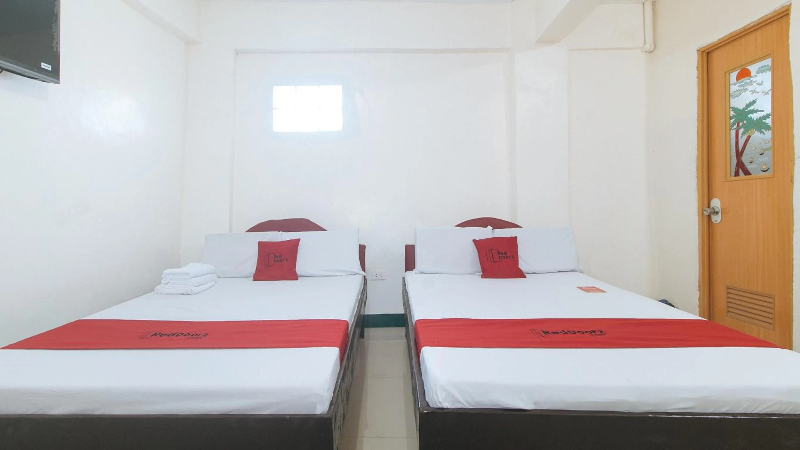 Quadruple Room in RedDoorz @ Western Bicutan Transients Inn