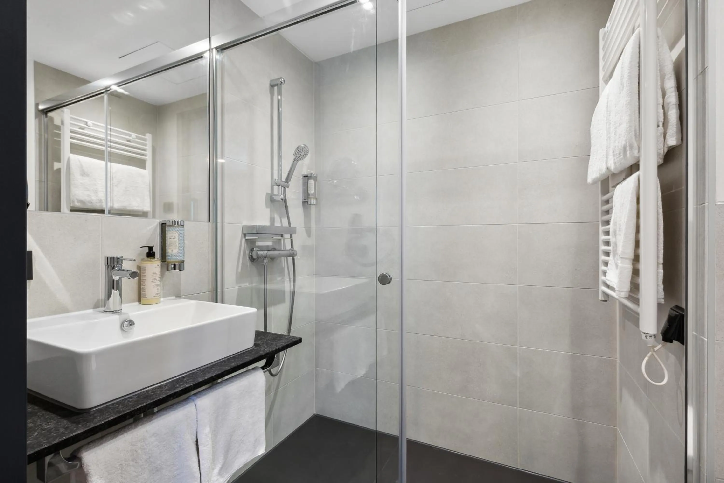 Bathroom in Nena Apartments München City