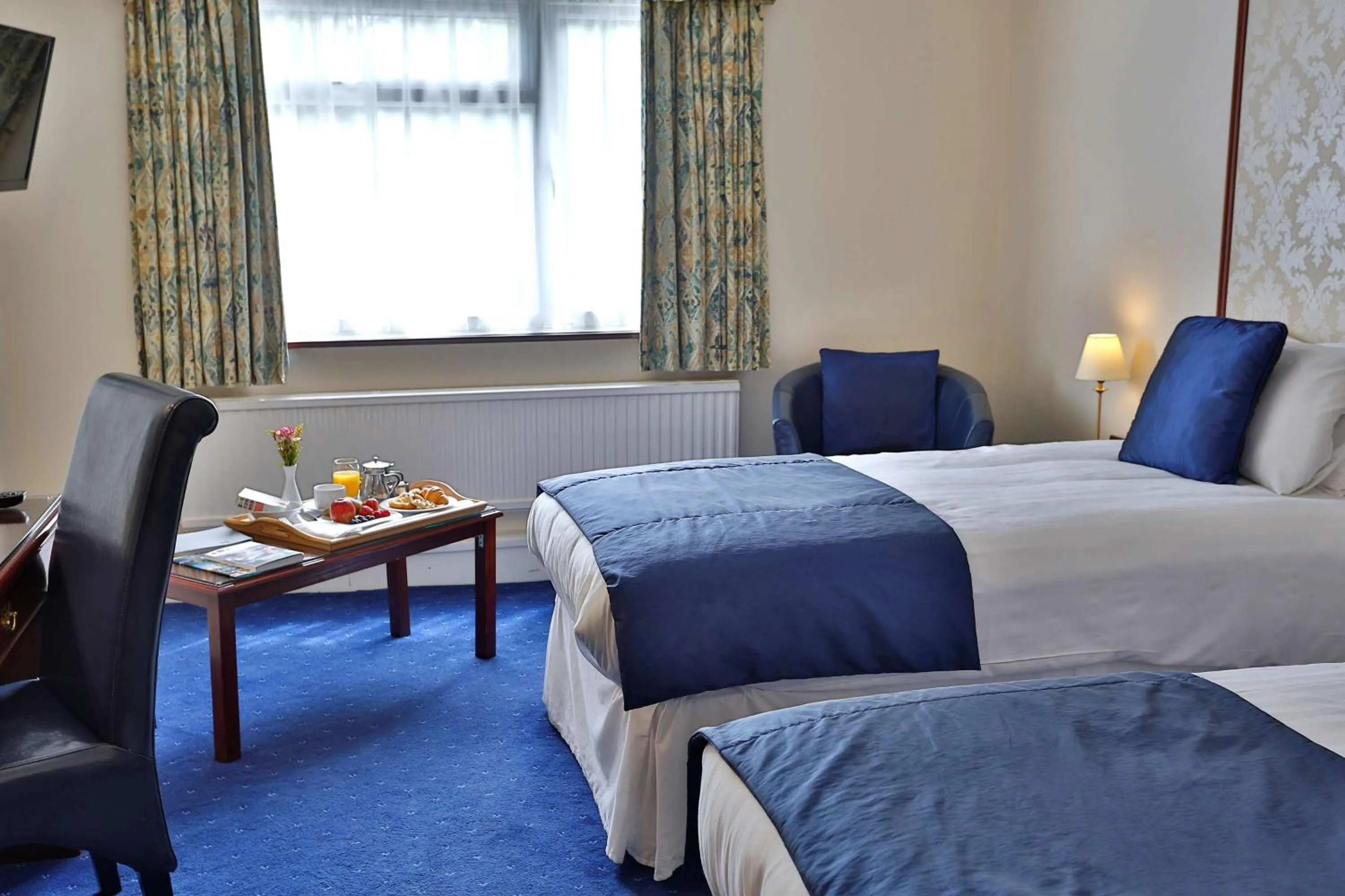 Photo of the whole room, Bed in Best Western Premier Heronston Hotel & Spa