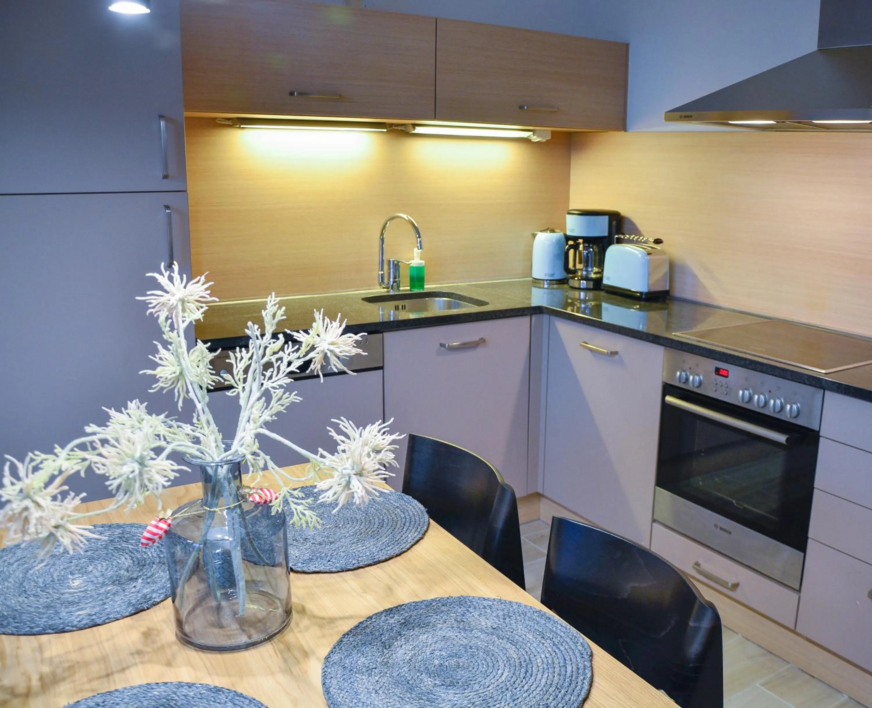 Kitchen or kitchenette in Apartamenty Na Wyspie - Baltic Park - Apartamenty z sypialnią i parkingiem - ul Uzdrowiskowa 24-34