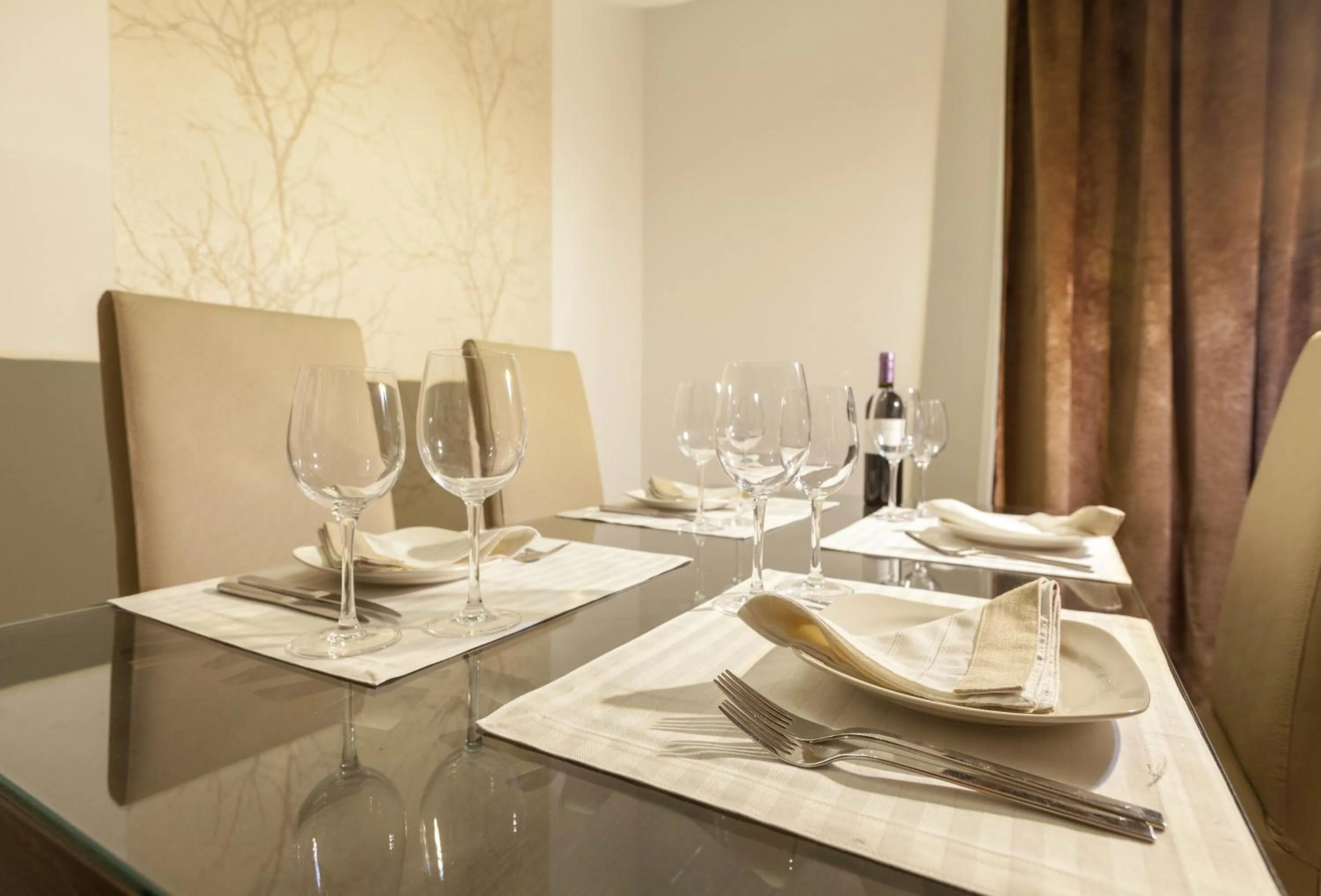 Dining area in Samarons Hotels