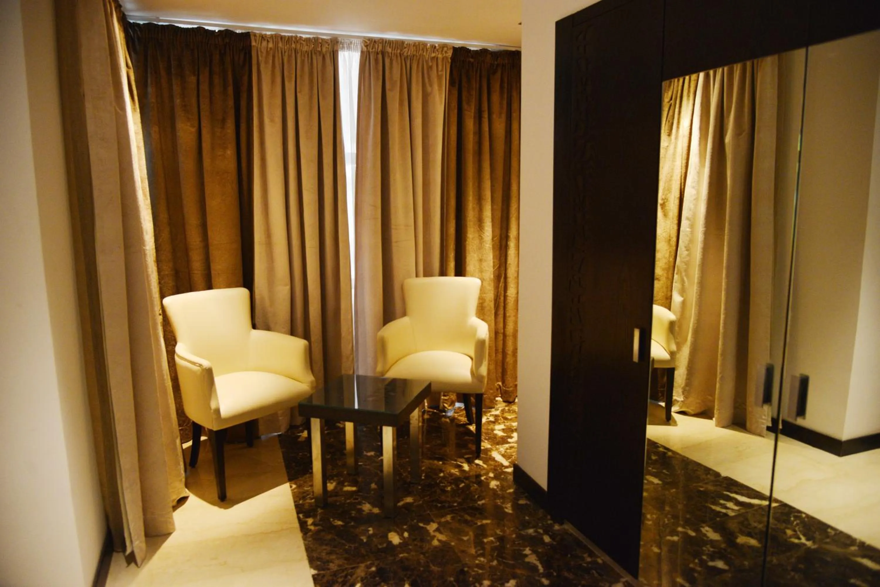 Seating area in Samarons Hotels