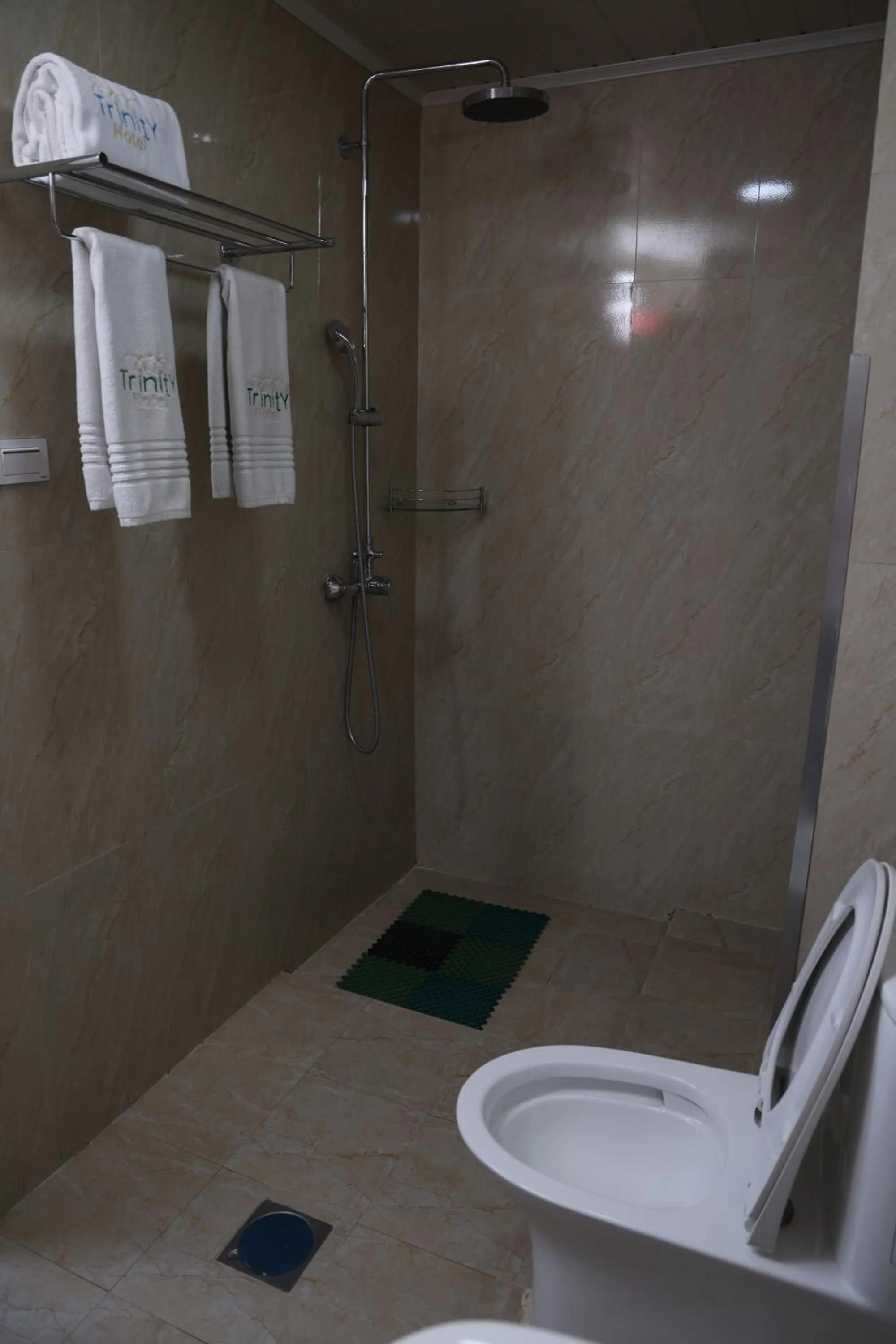 Shower in Trinity Hotel