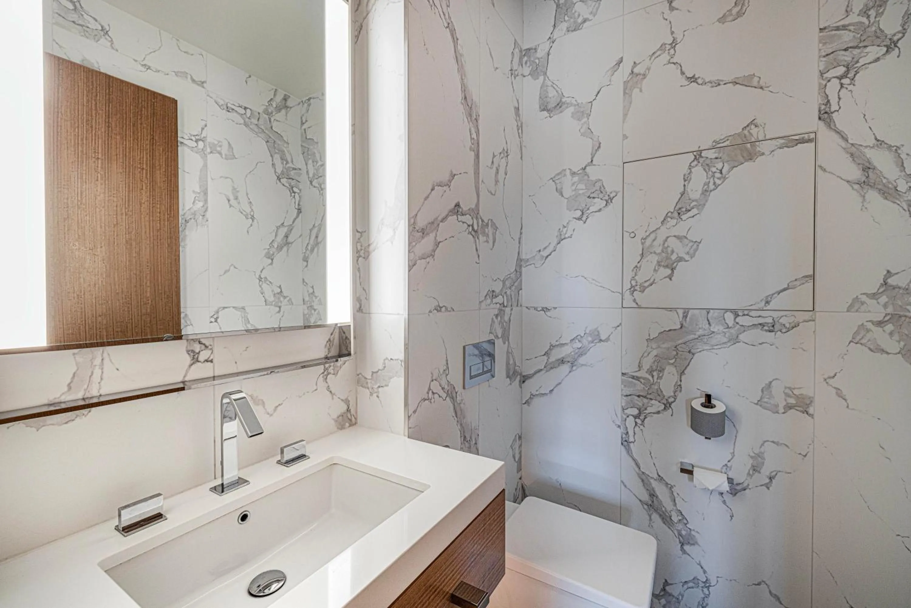 Toilet in Luxury 1BR The Address Opera, Downtown Dubai