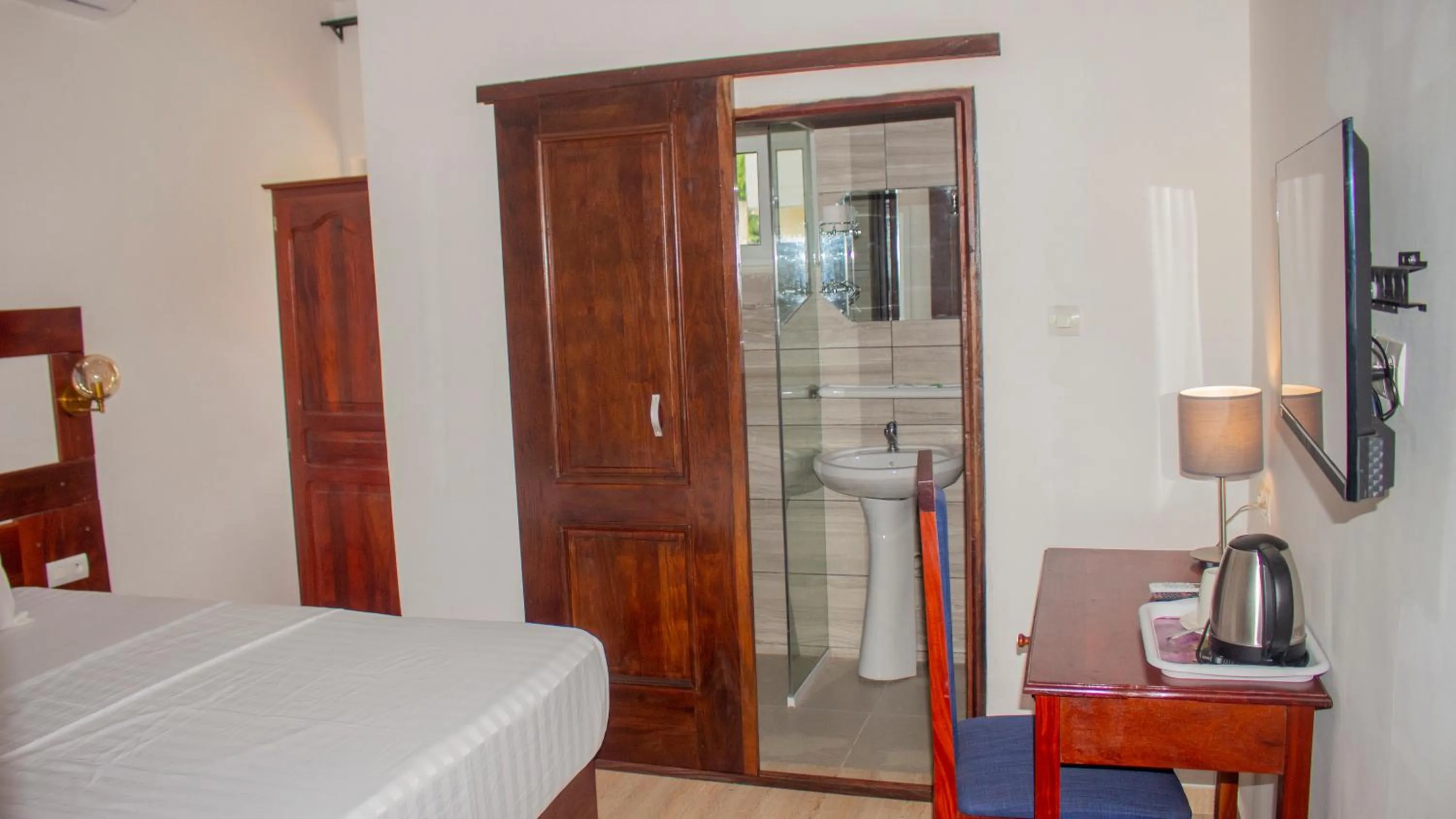 Bathroom, Bed in Hotel BKBG Benin