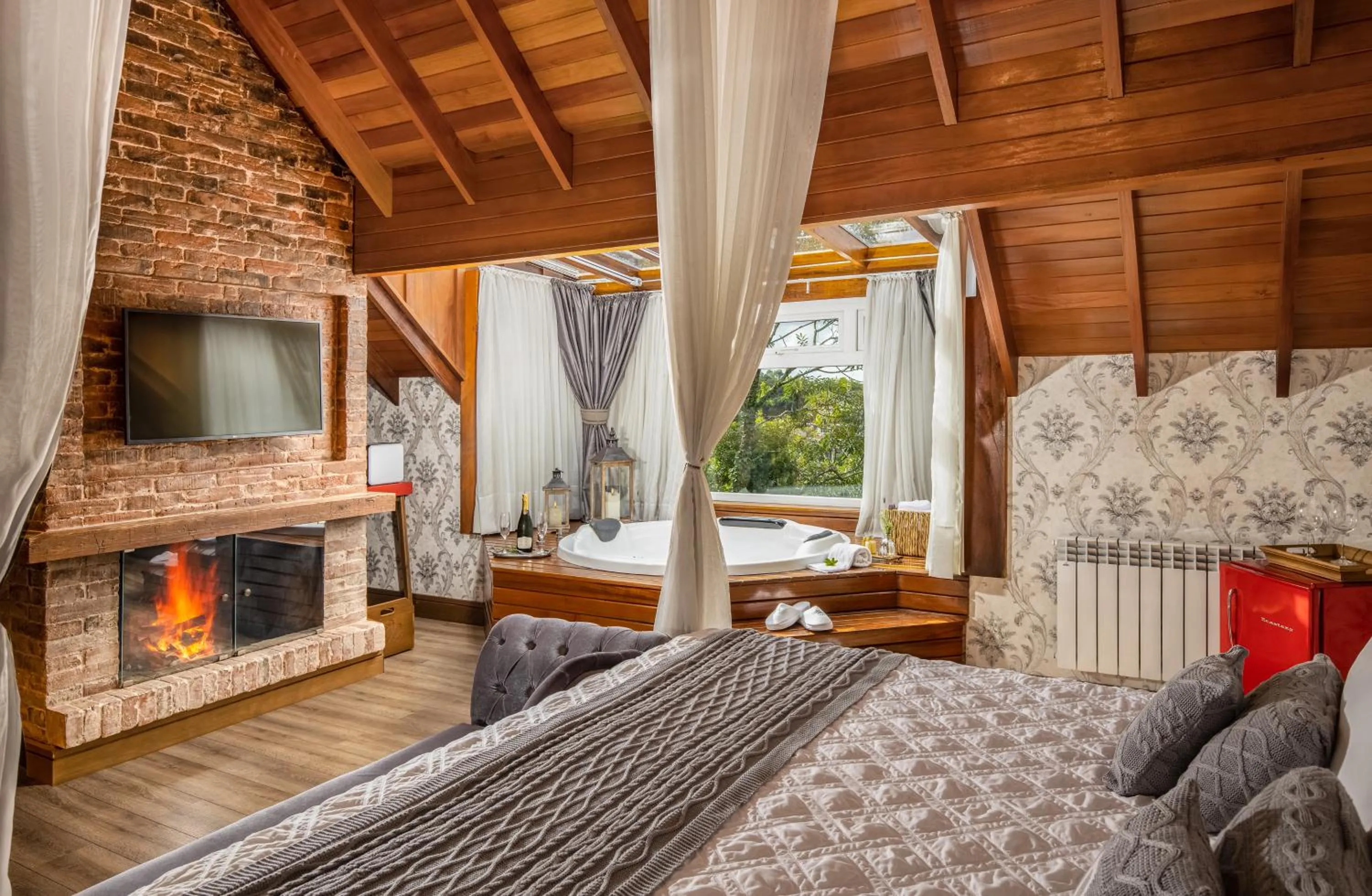 Decorative detail, Bed in Hotel Valle Dincanto