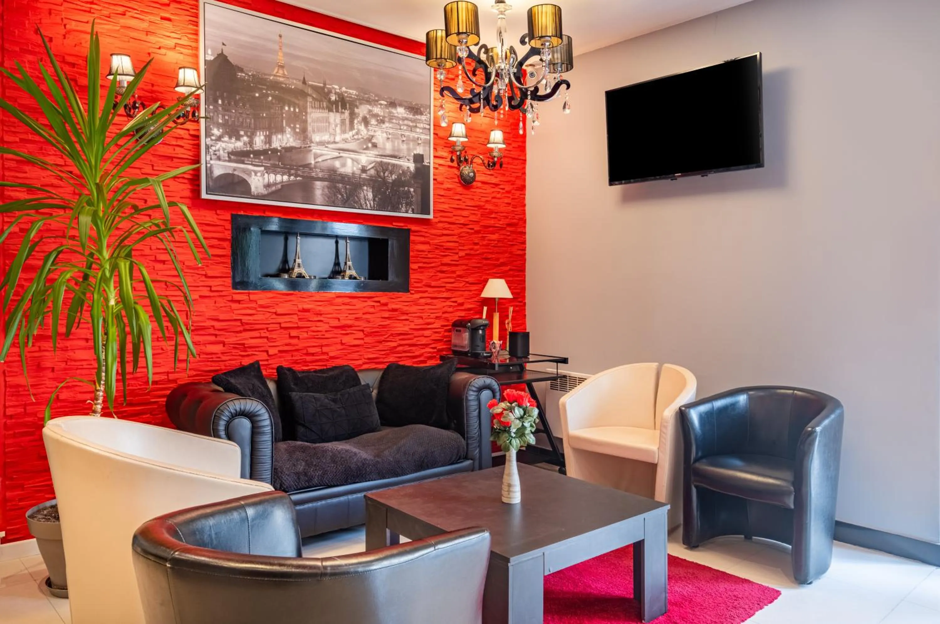 Lobby or reception in Hotel la Perle Montparnasse