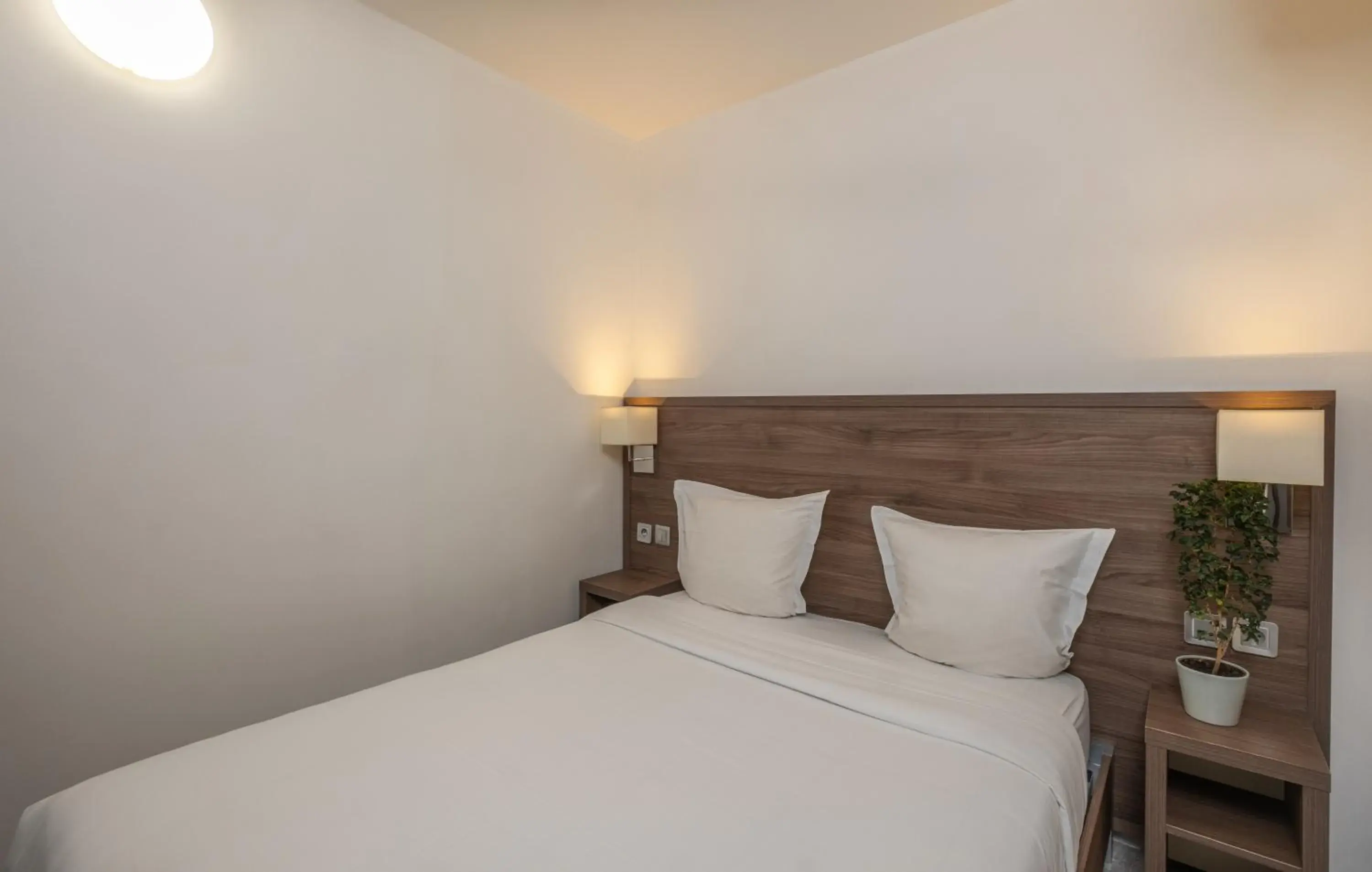 Comfort Double Room with Courtyard View in Hotel la Perle Montparnasse Comfort Double Room with Courtyard View in Hotel la Perle Montparnasse