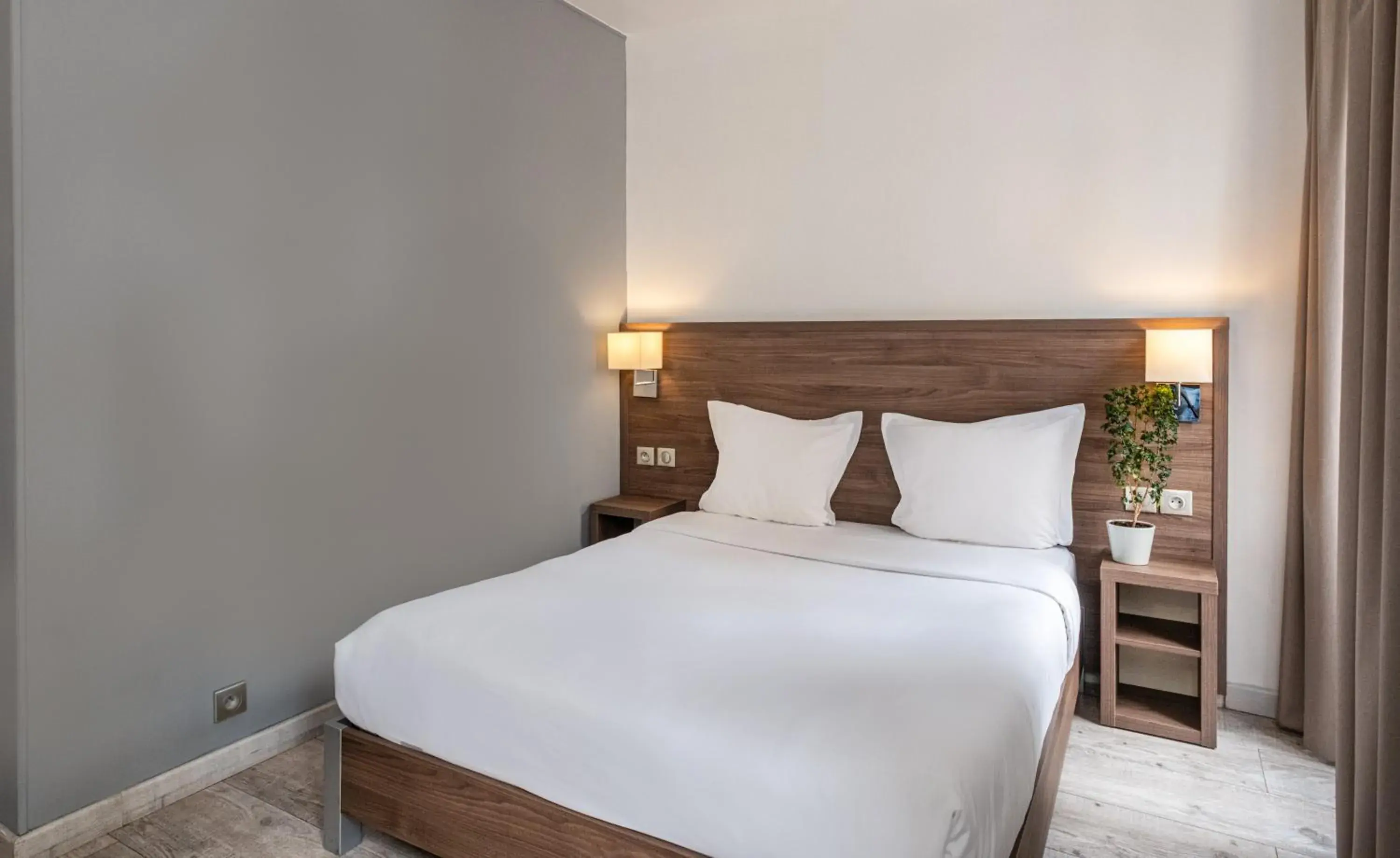 Comfort Double Room with Street View in Hotel la Perle Montparnasse Comfort Double Room with Street View in Hotel la Perle Montparnasse