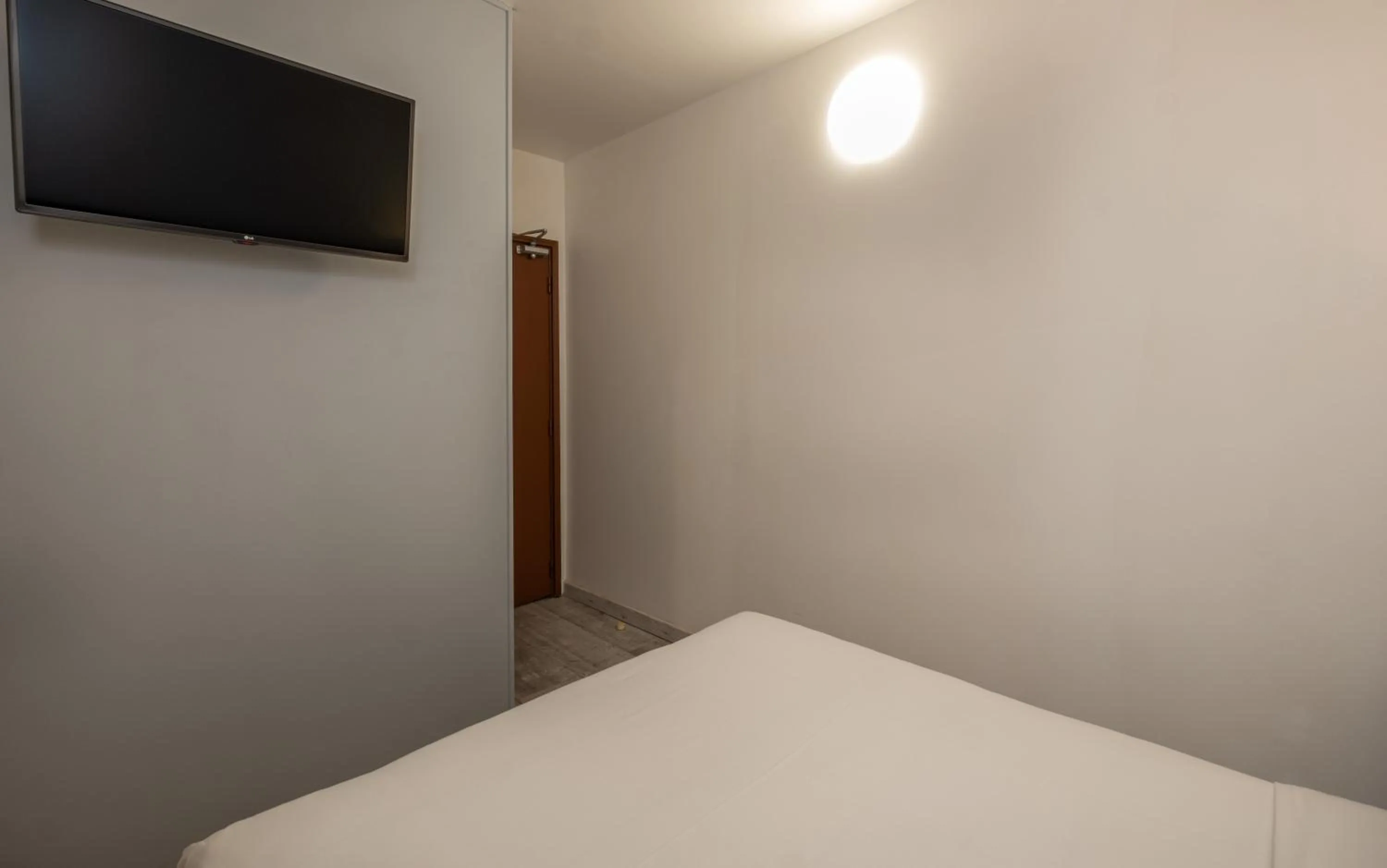 Bed in Hotel la Perle Montparnasse