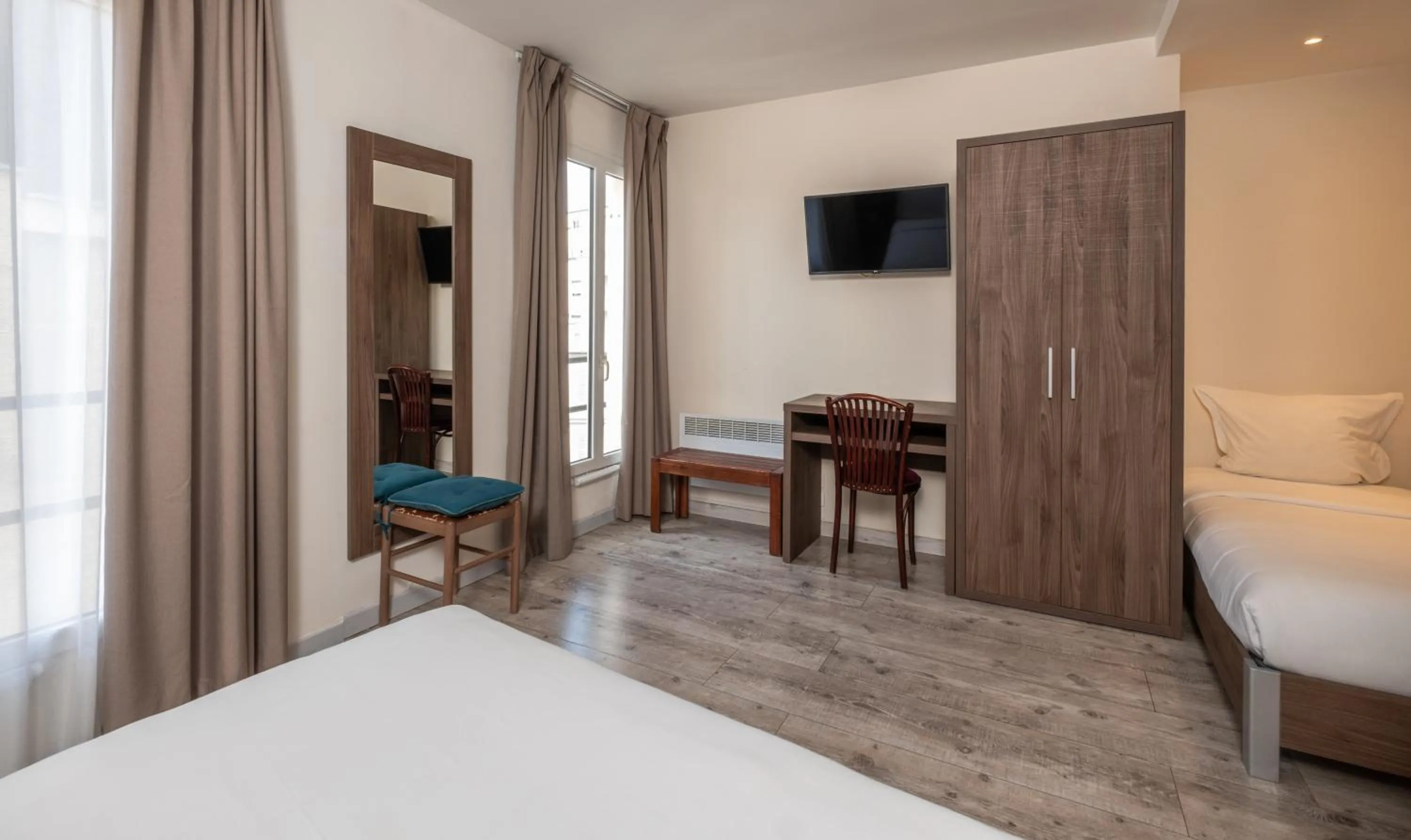 Bed in Hotel la Perle Montparnasse