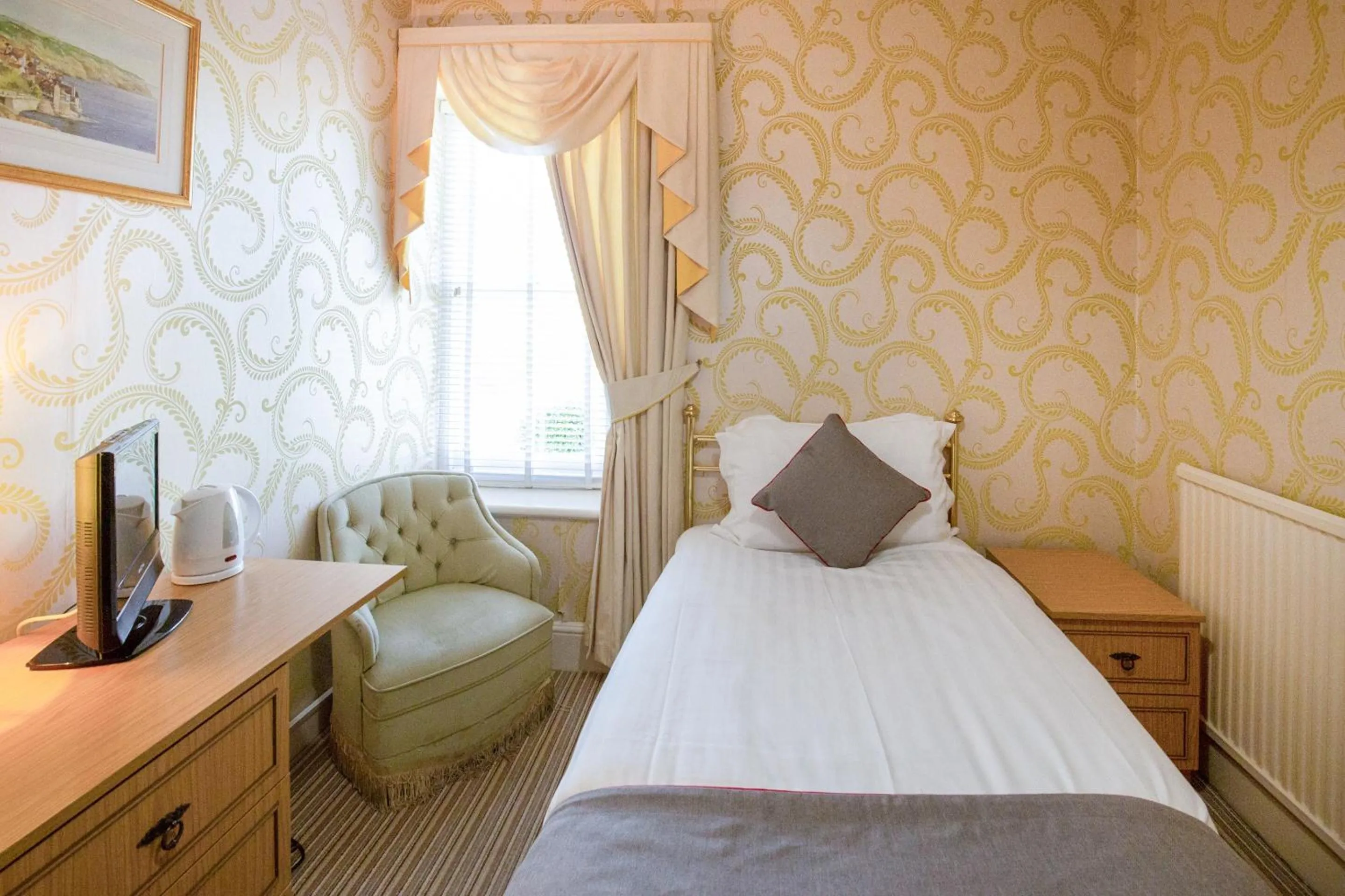 Bedroom, Bed in OYO Lamphey Hall