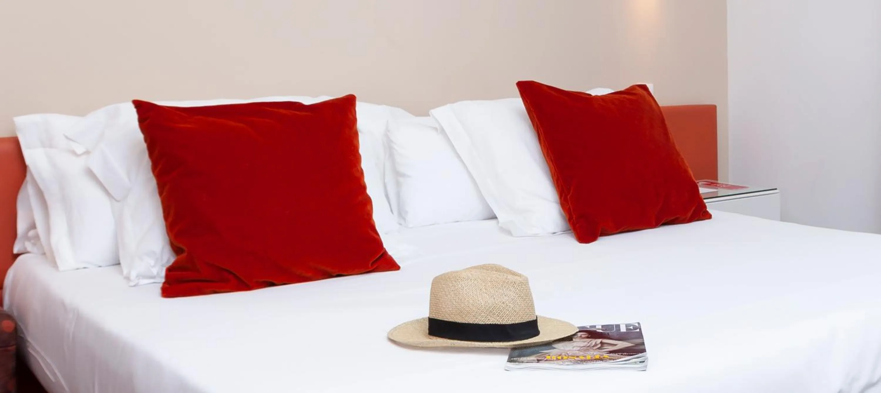 Photo of the whole room, Bed in Portofino Mallorca