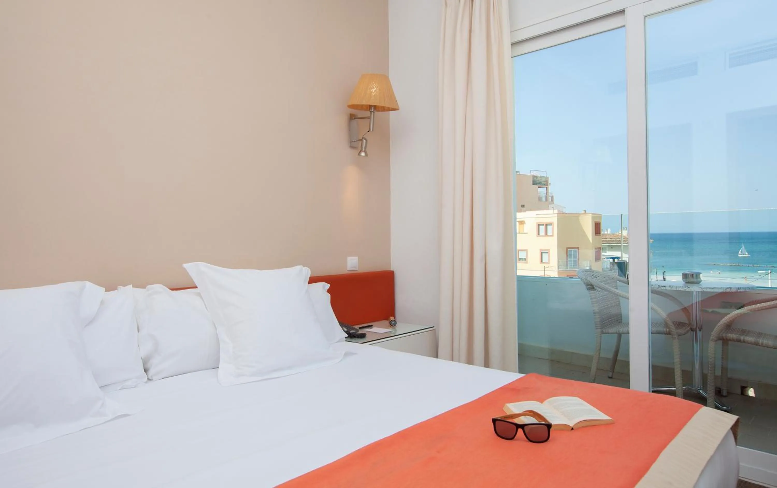 Photo of the whole room, Bed in Portofino Mallorca