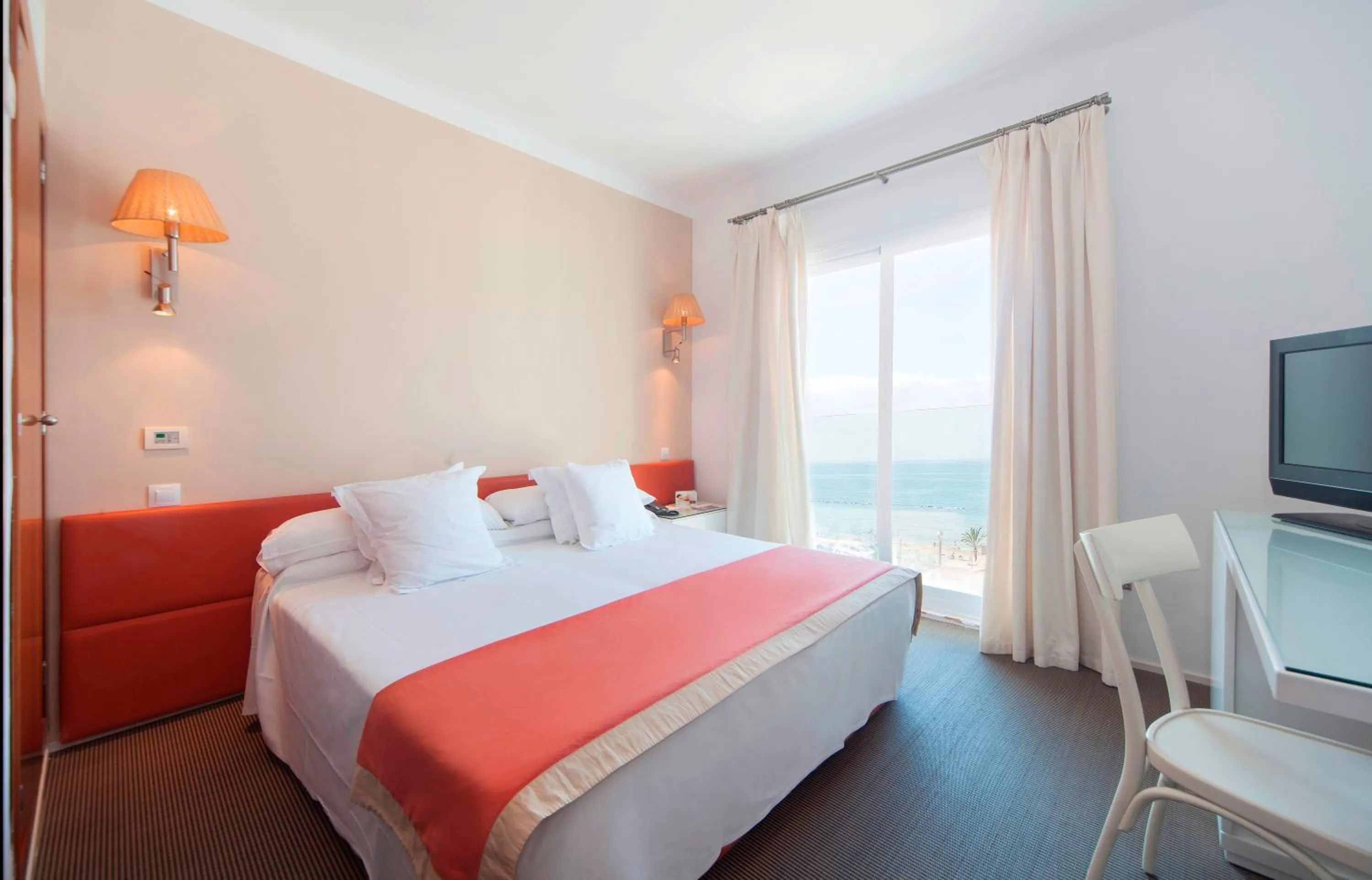 Photo of the whole room, Bed in Portofino Mallorca