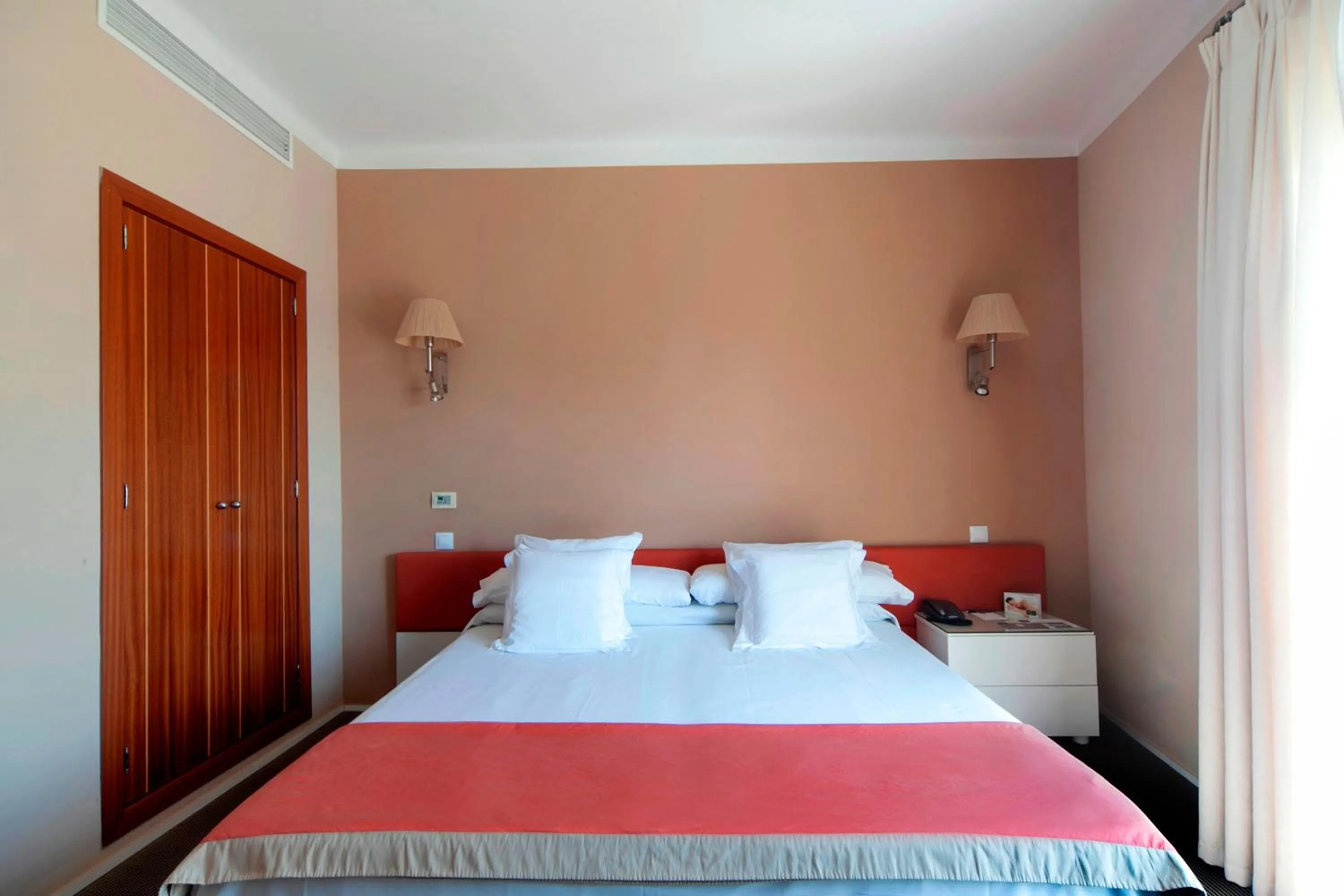 Photo of the whole room, Bed in Portofino Mallorca