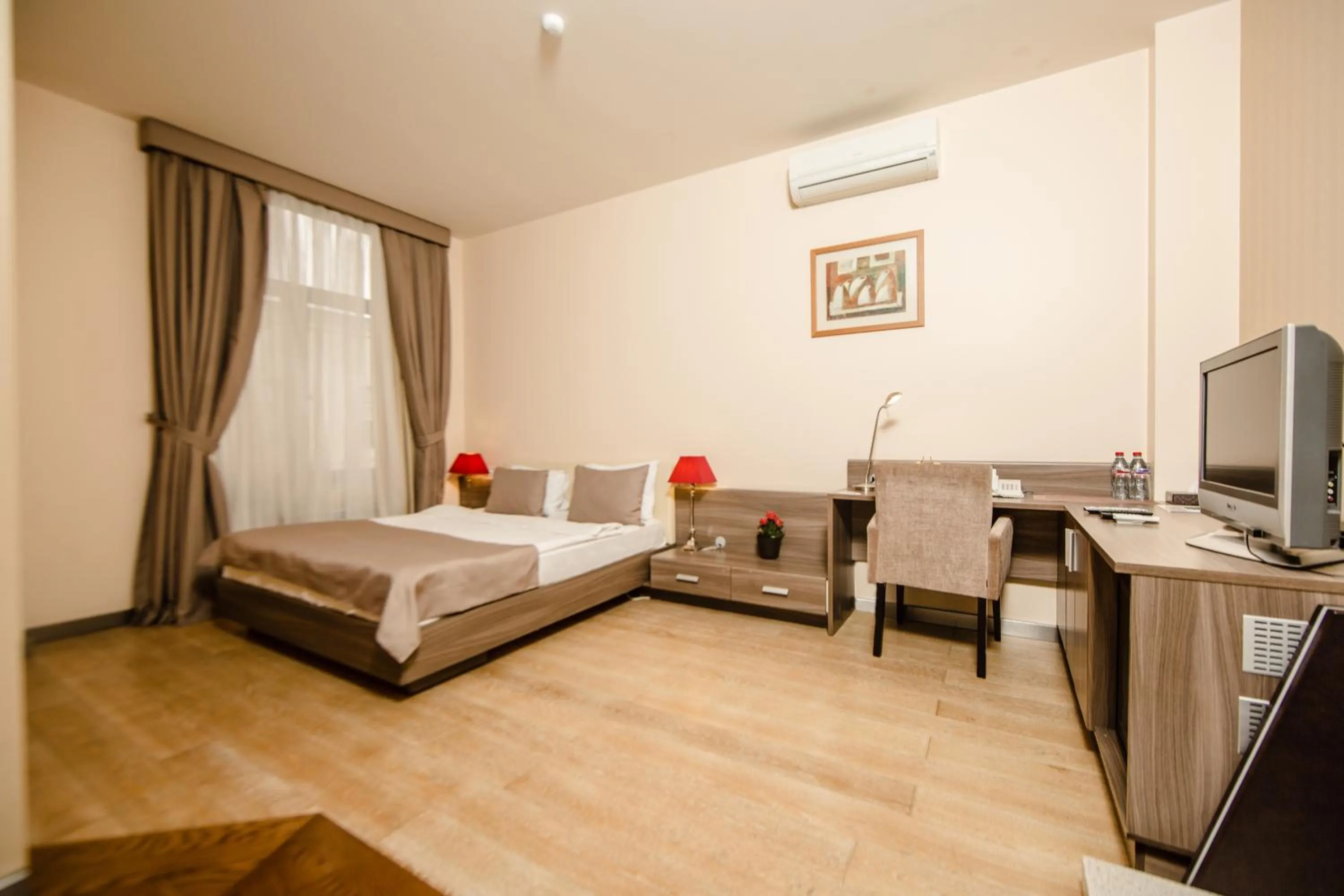 Photo of the whole room, Bed in Passage Modern Hotel