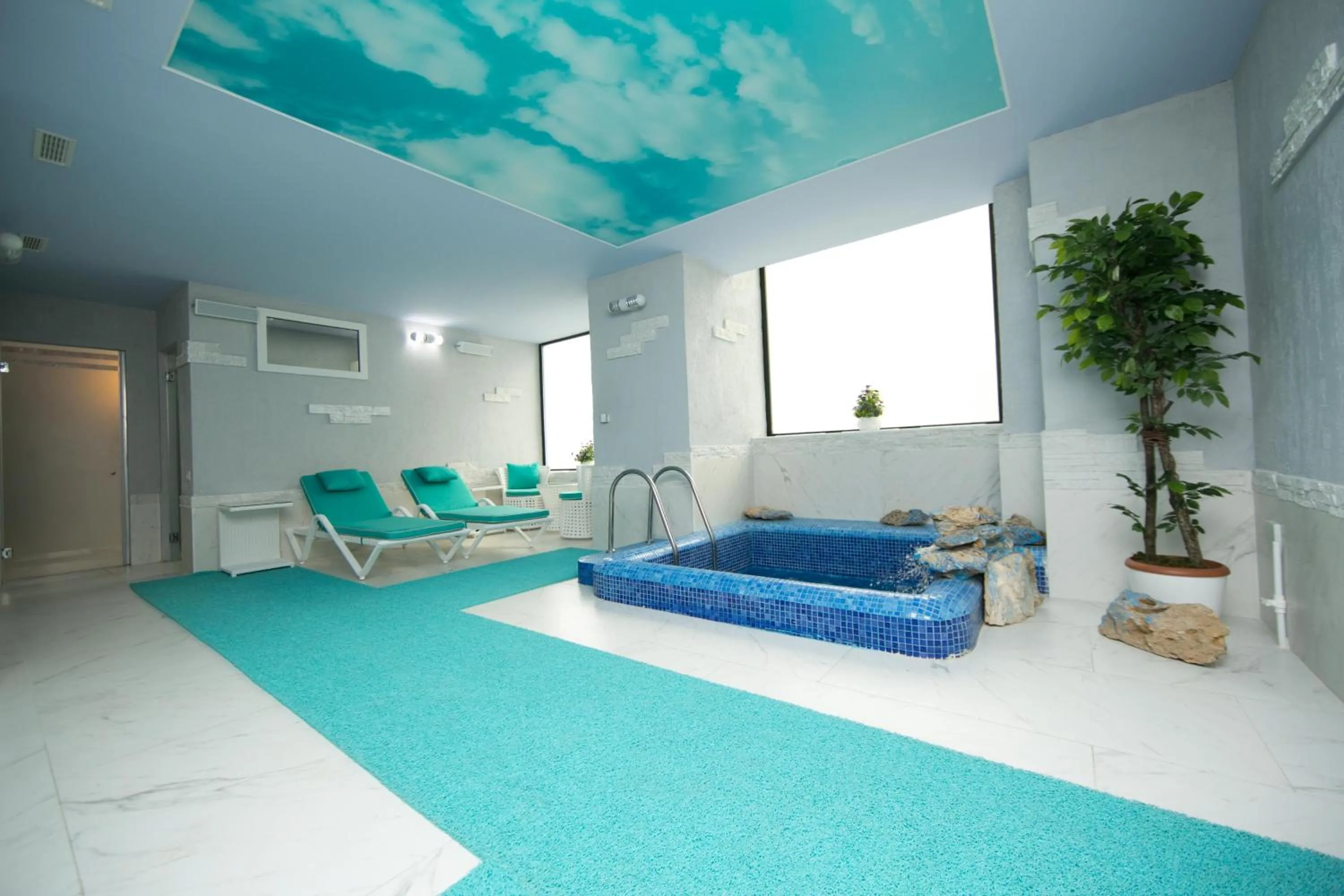 Hot Tub in Passage Modern Hotel