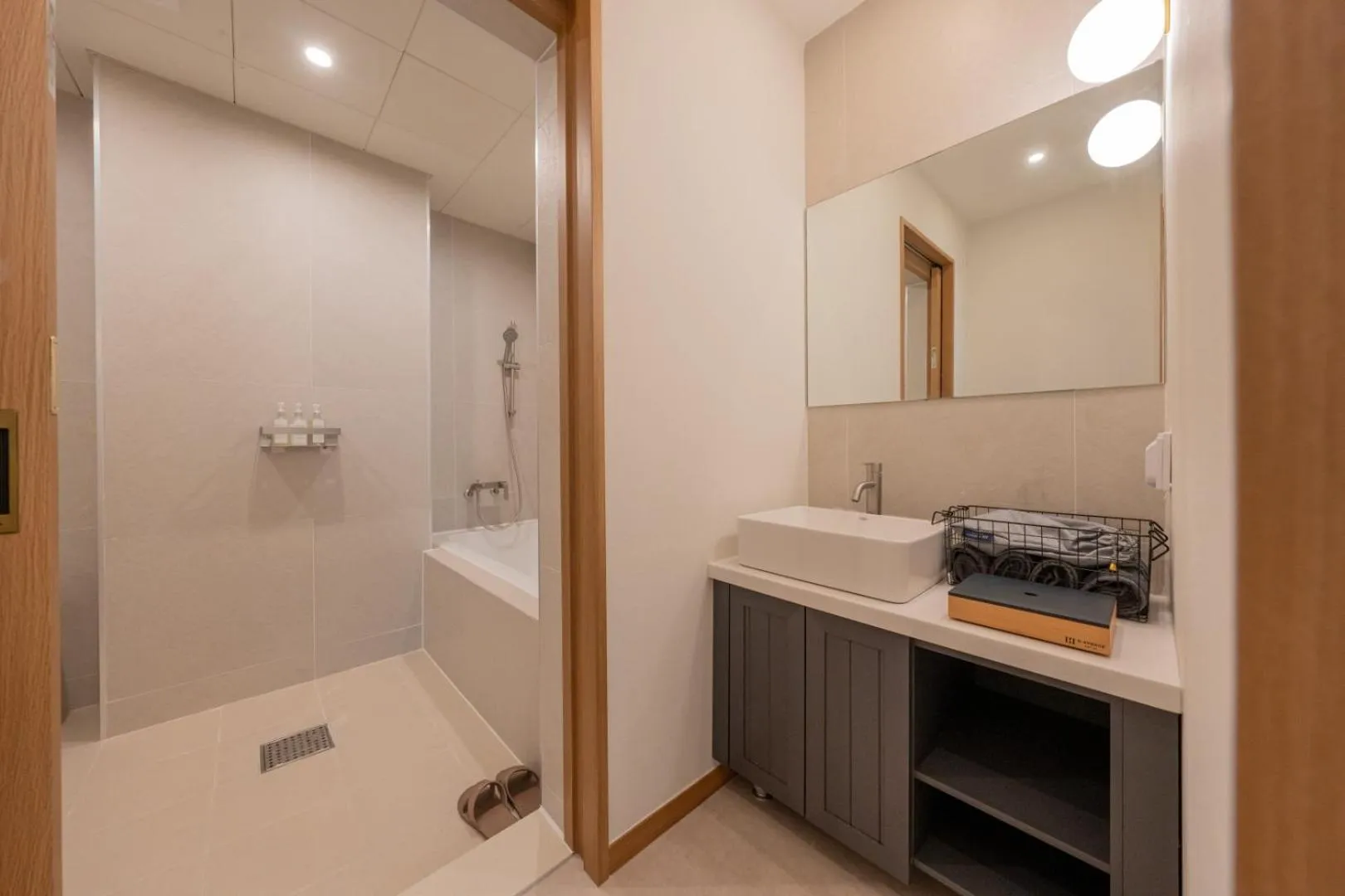 Bathroom in H-avenue Hotel Munhyeon