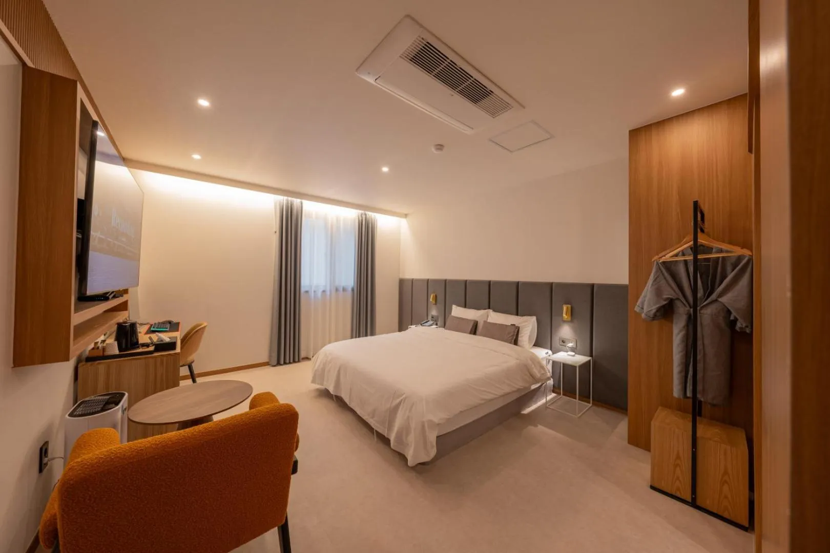 Photo of the whole room, Bed in H-avenue Hotel Munhyeon