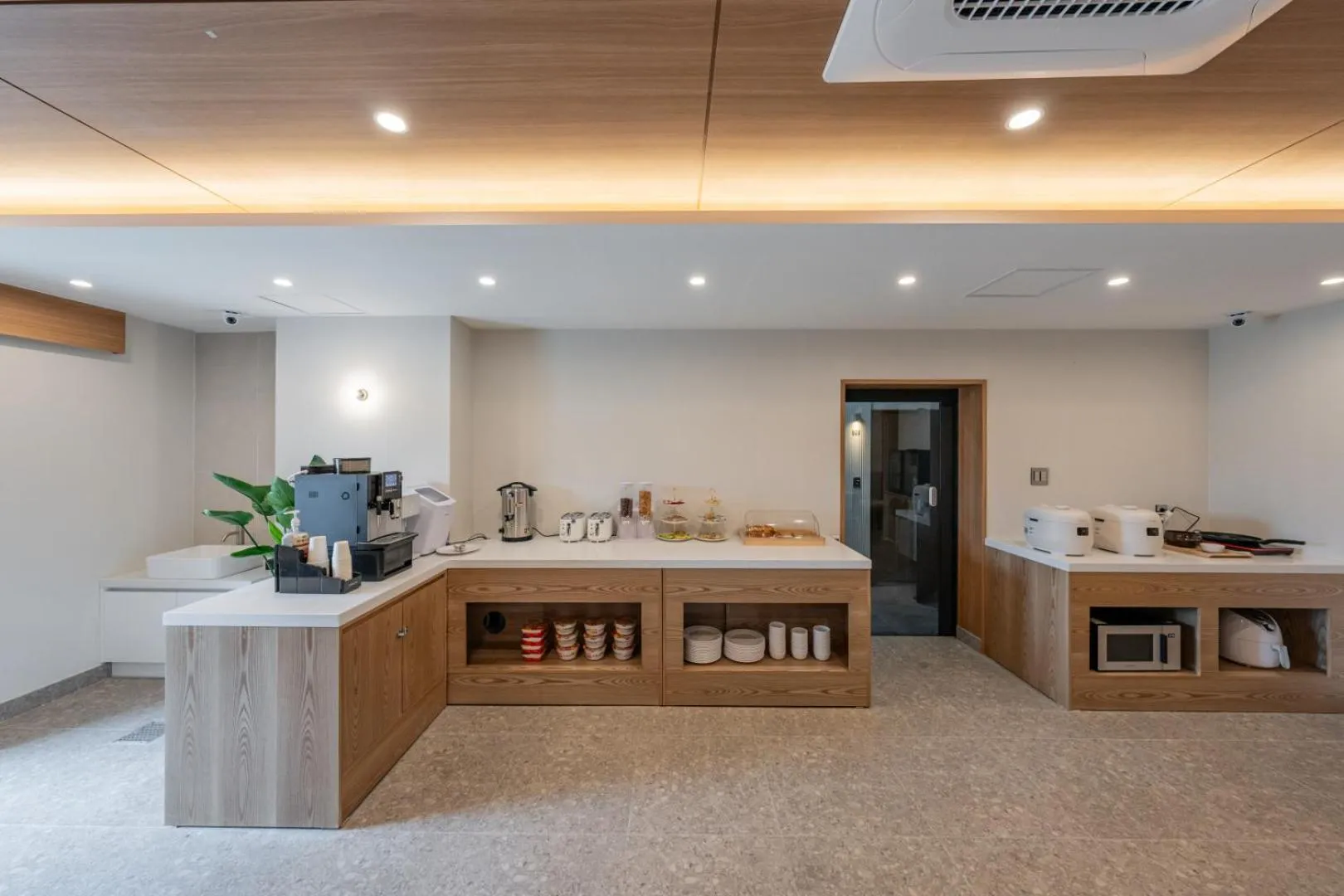 Restaurant/places to eat in H-avenue Hotel Munhyeon