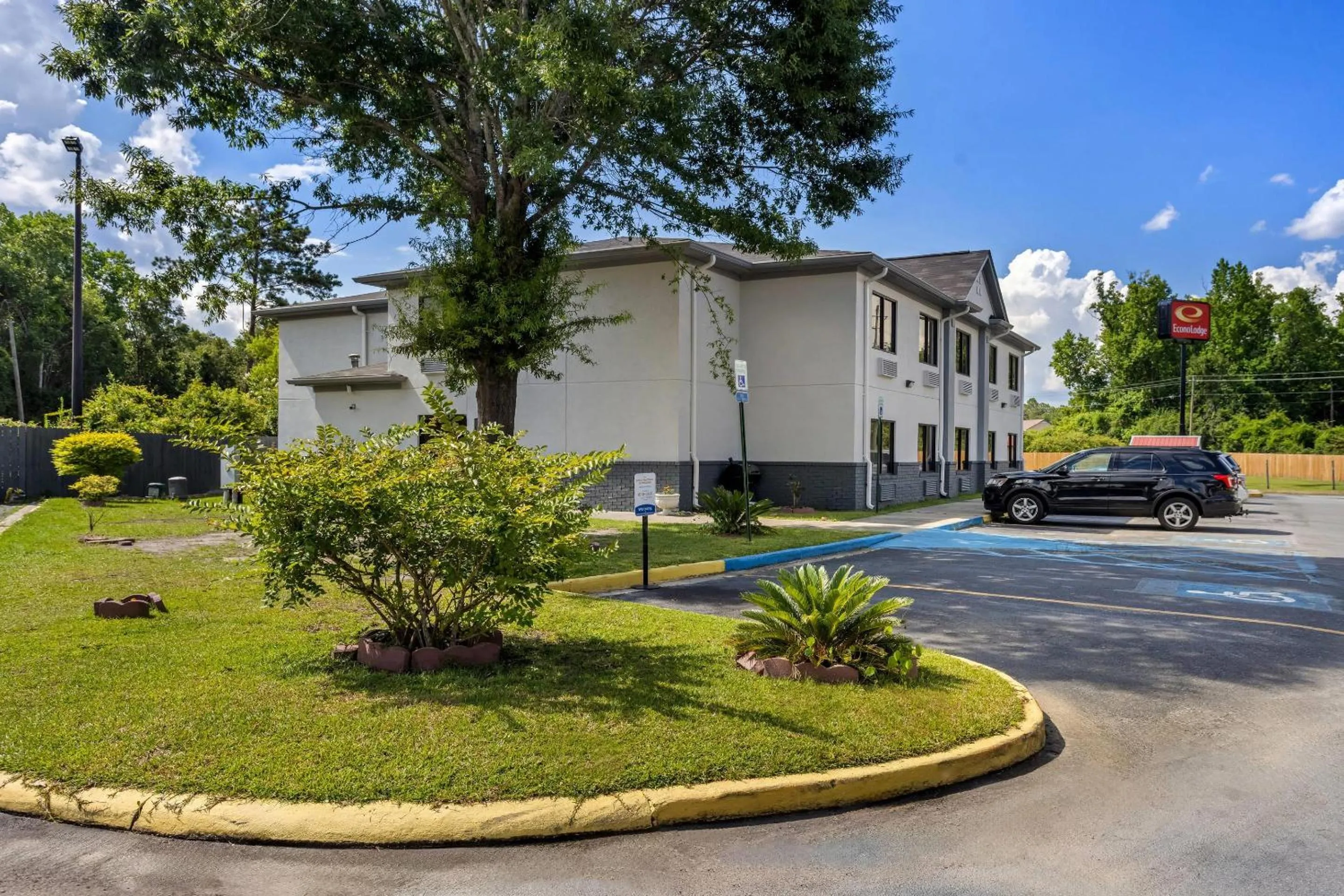 Property building in Econo Lodge