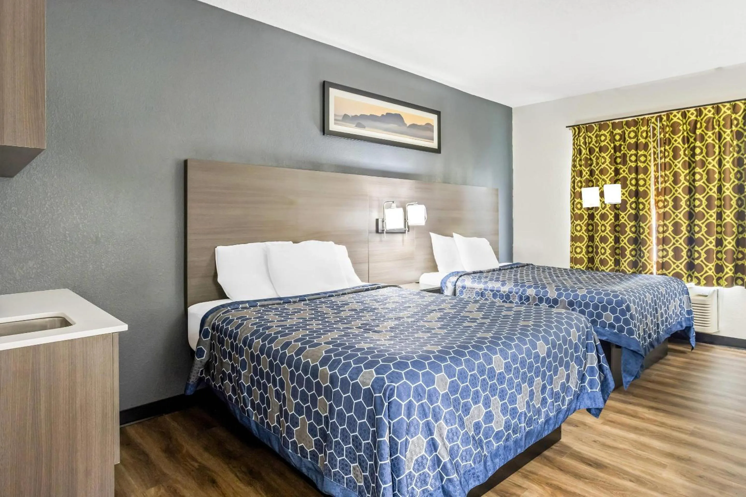 Bedroom, Bed in Econo Lodge