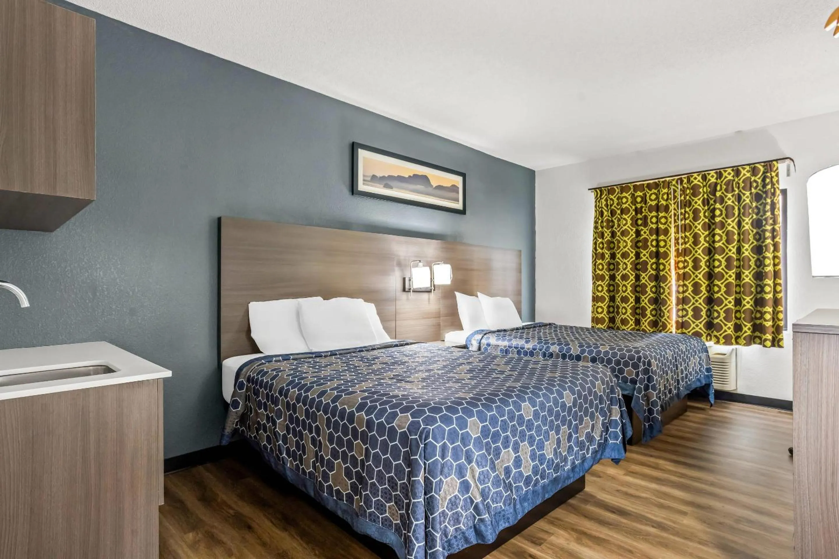 Bedroom, Bed in Econo Lodge