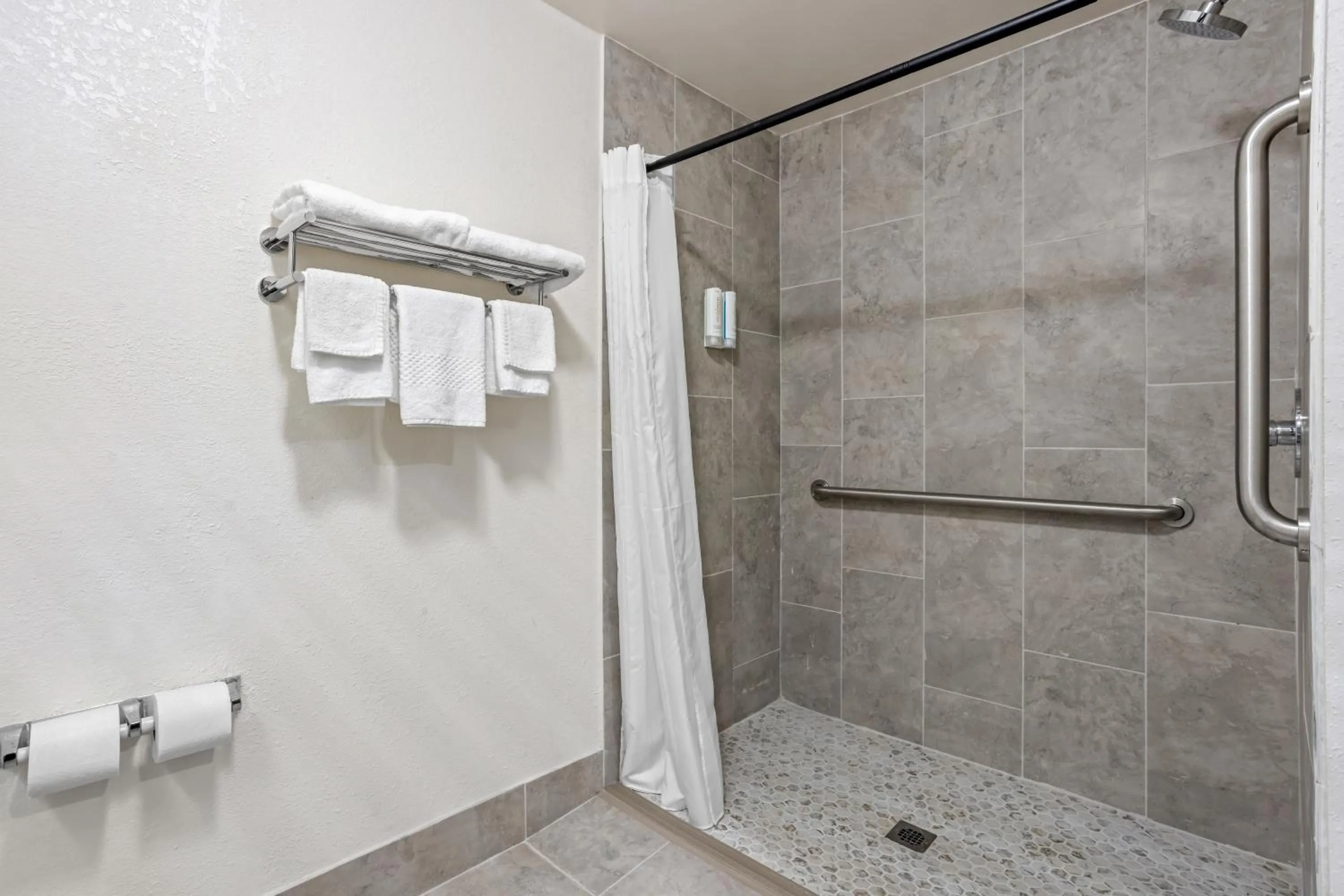 Shower in Econo Lodge