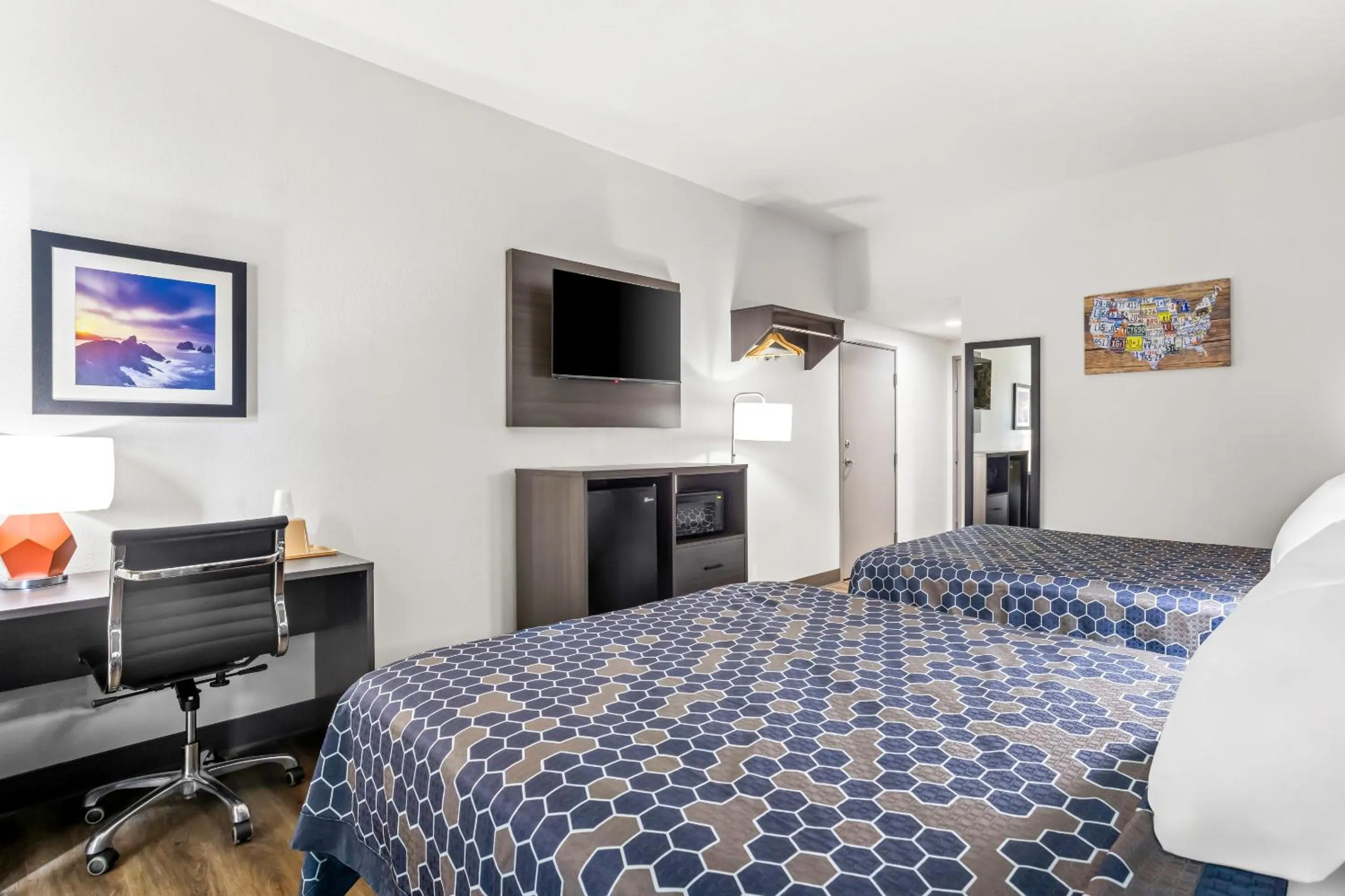 Photo of the whole room, Bed in Econo Lodge