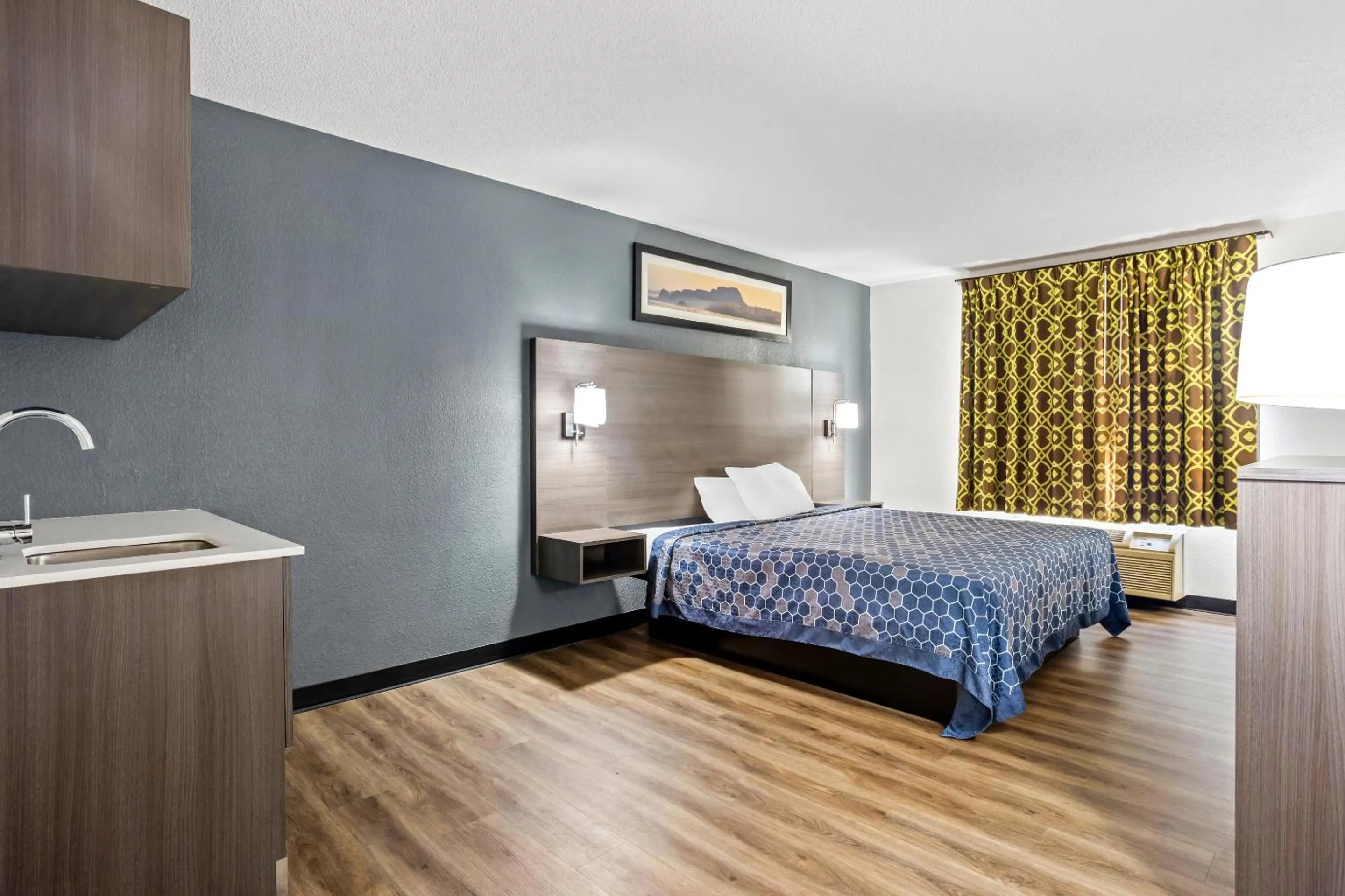 Photo of the whole room, Bed in Econo Lodge