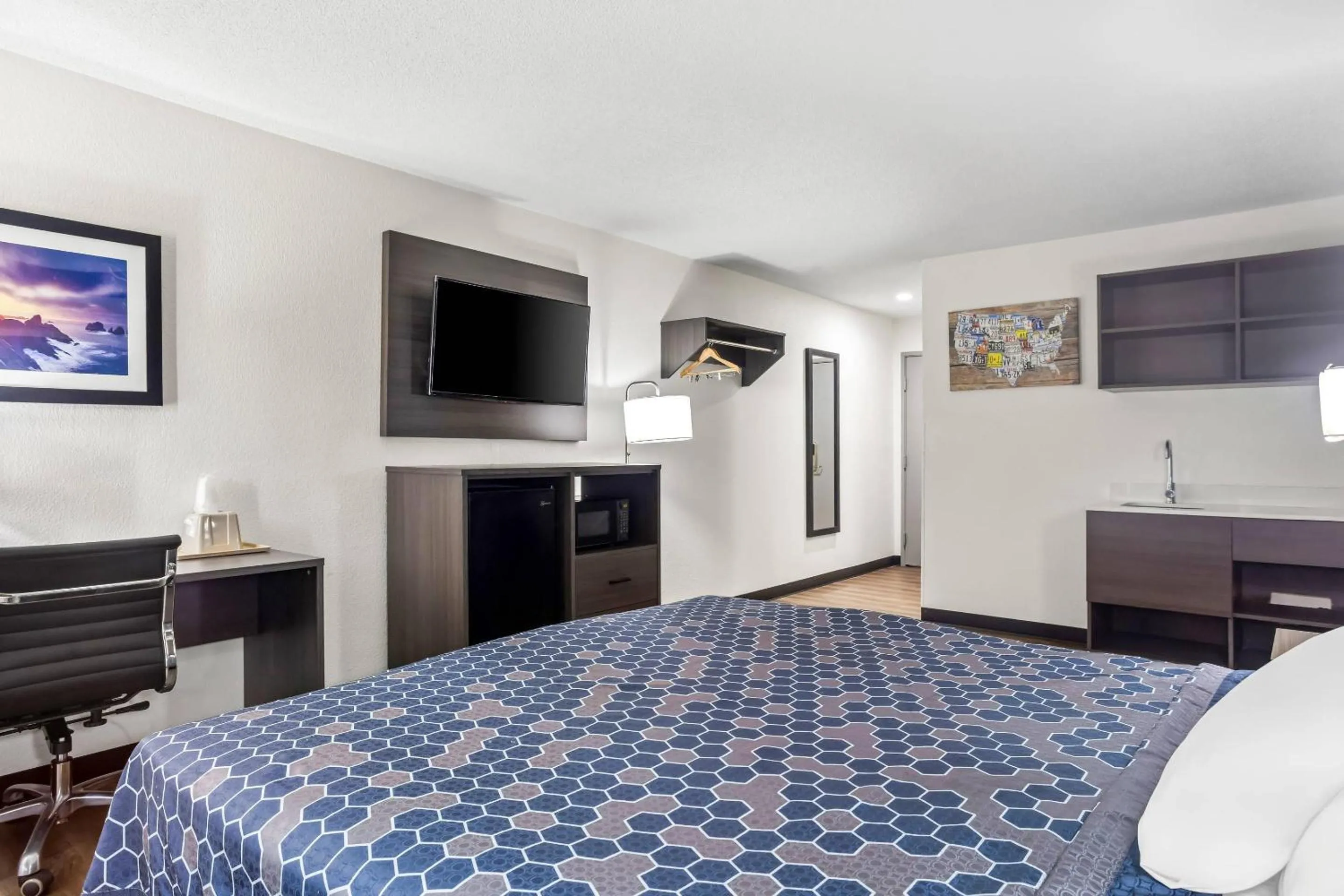 Bedroom, Bed in Econo Lodge