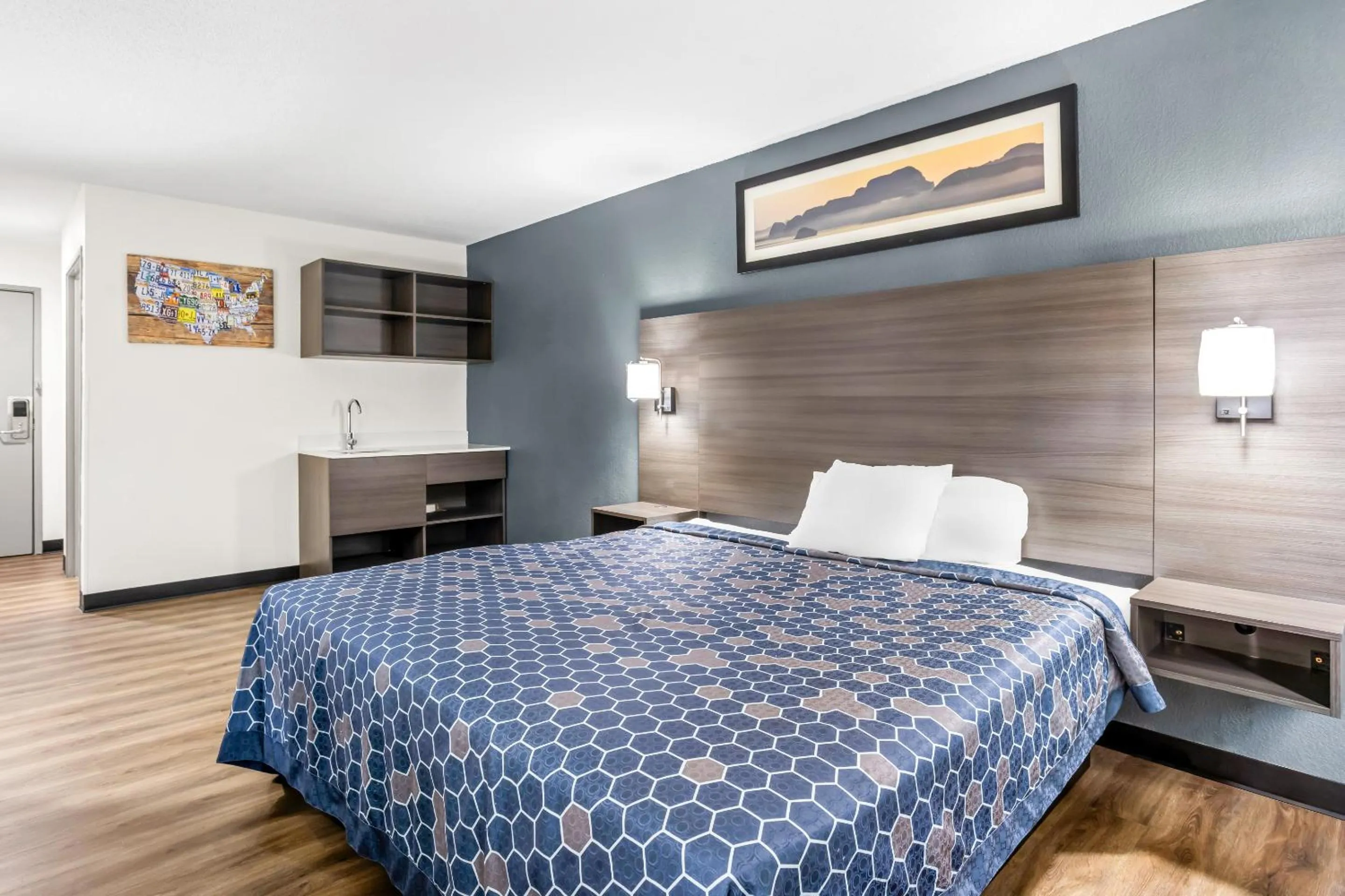 Photo of the whole room, Bed in Econo Lodge