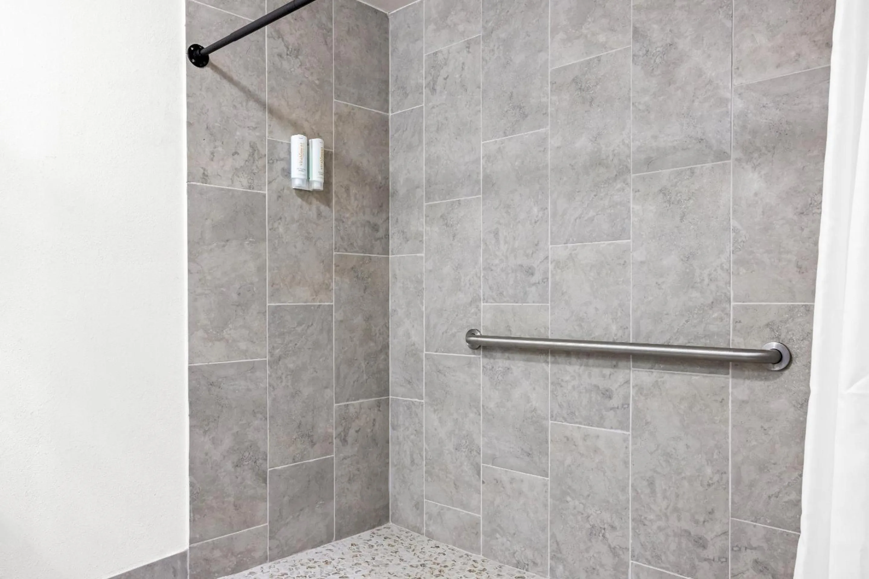 Shower in Econo Lodge