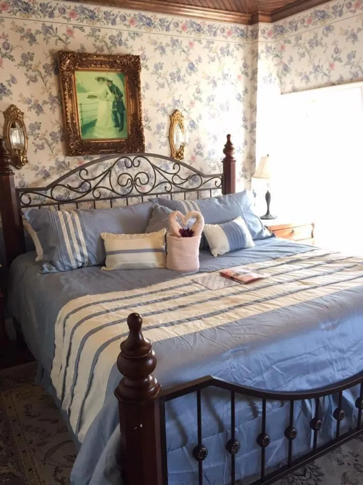 Bed in Angel of the Sea Bed and Breakfast