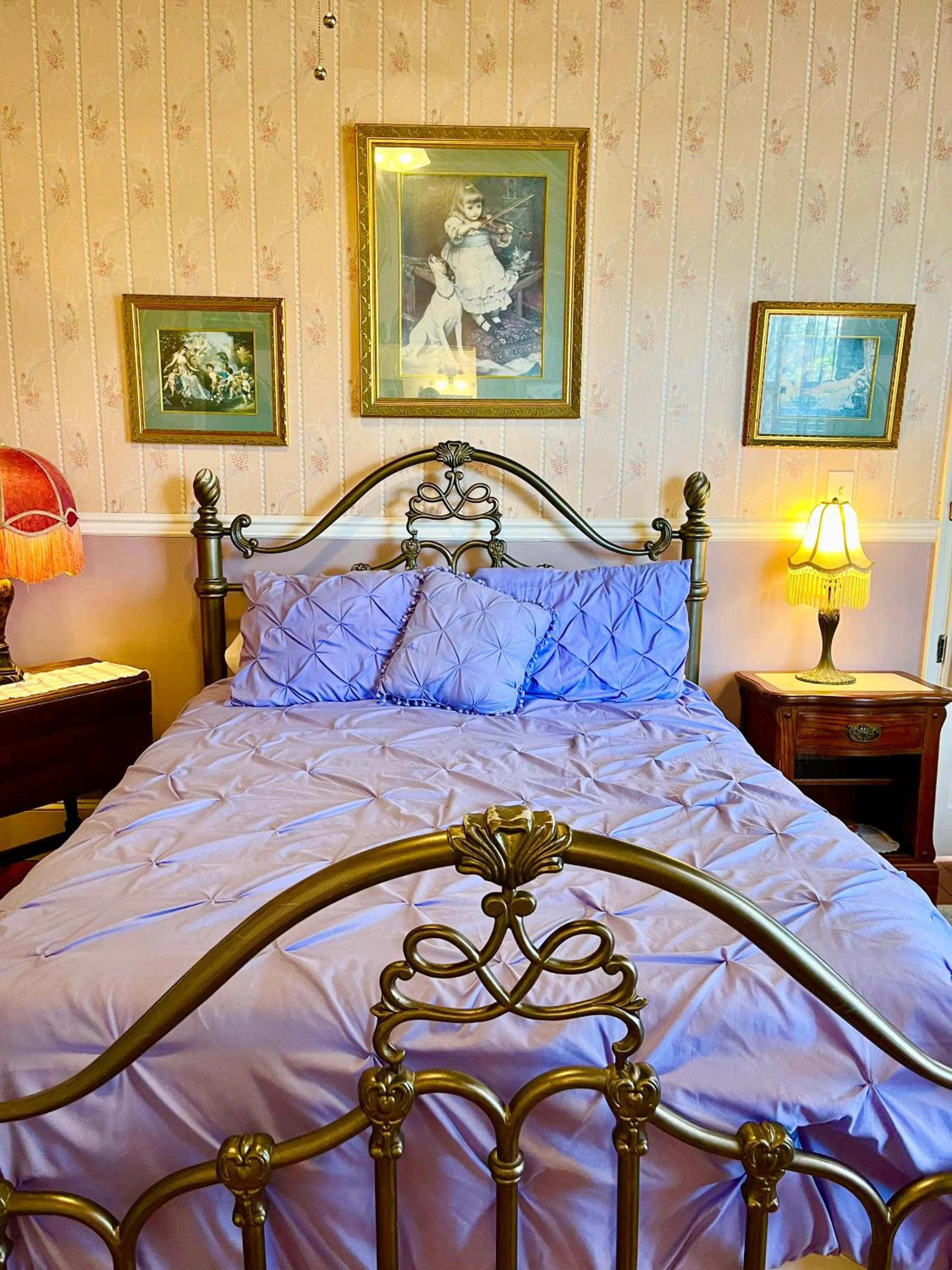 Bed in Angel of the Sea Bed and Breakfast