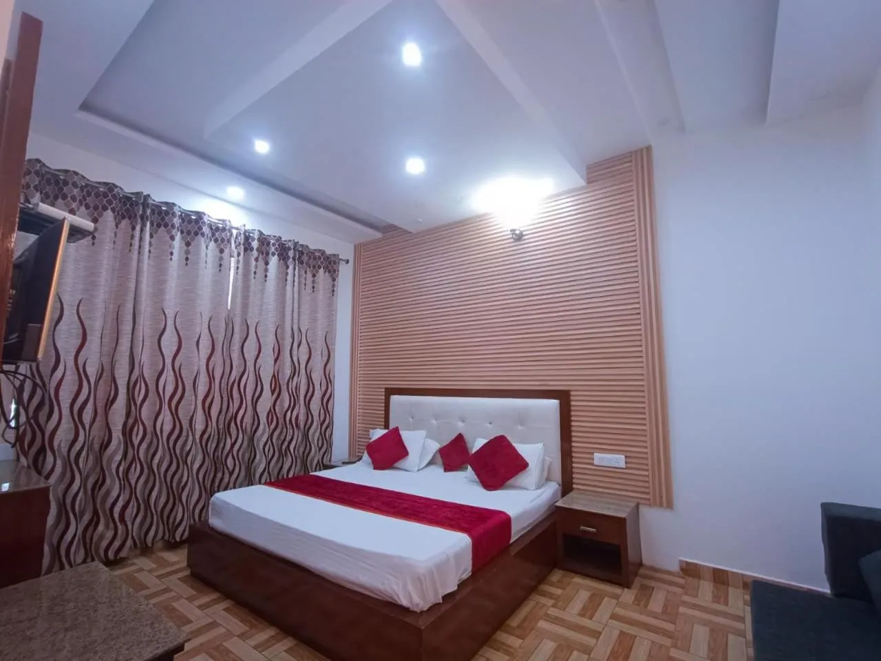 Bed in Hotel Snow Ark inn, Dalhousie