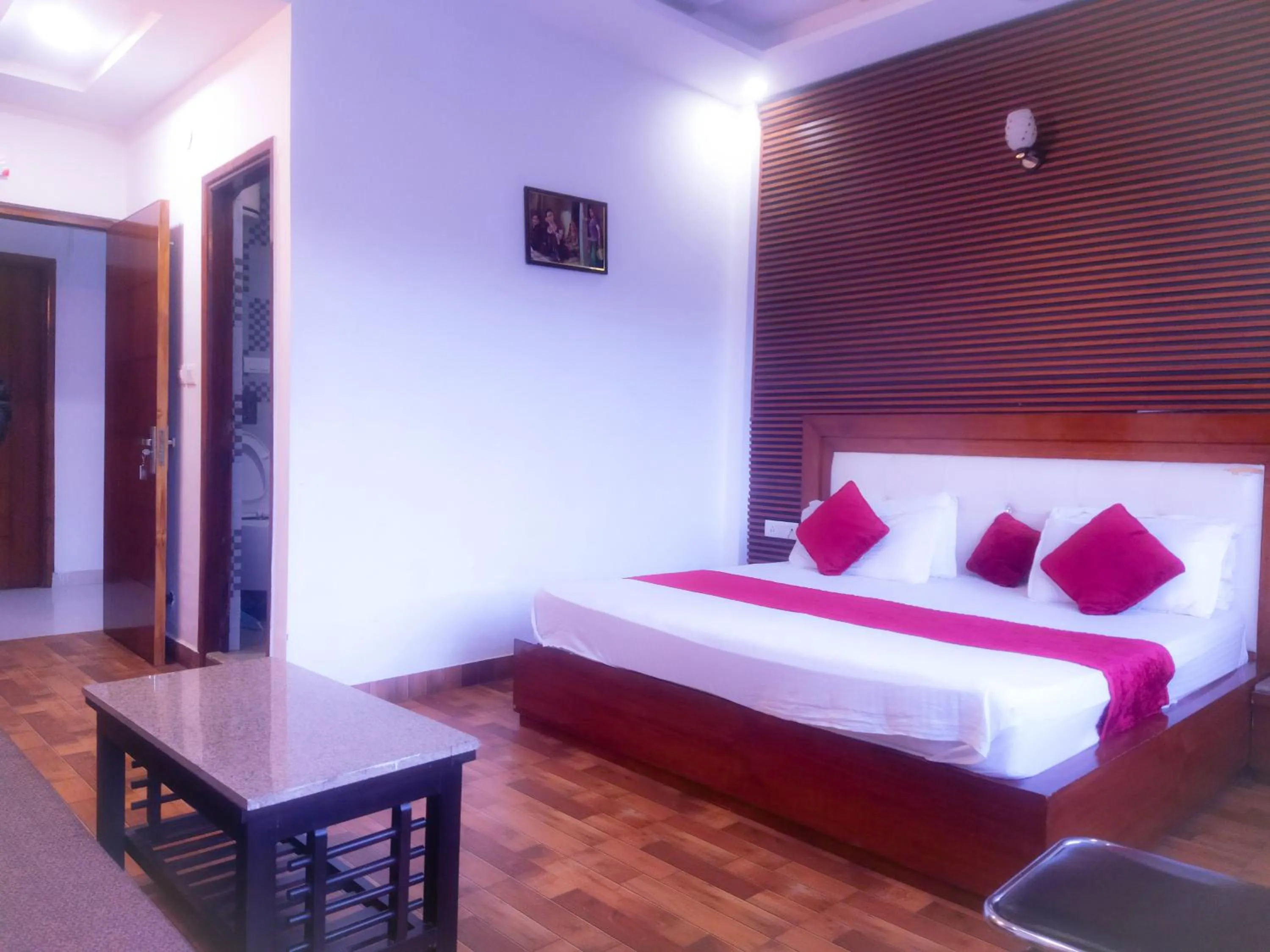 Photo of the whole room, Bed in Hotel Snow Ark inn, Dalhousie