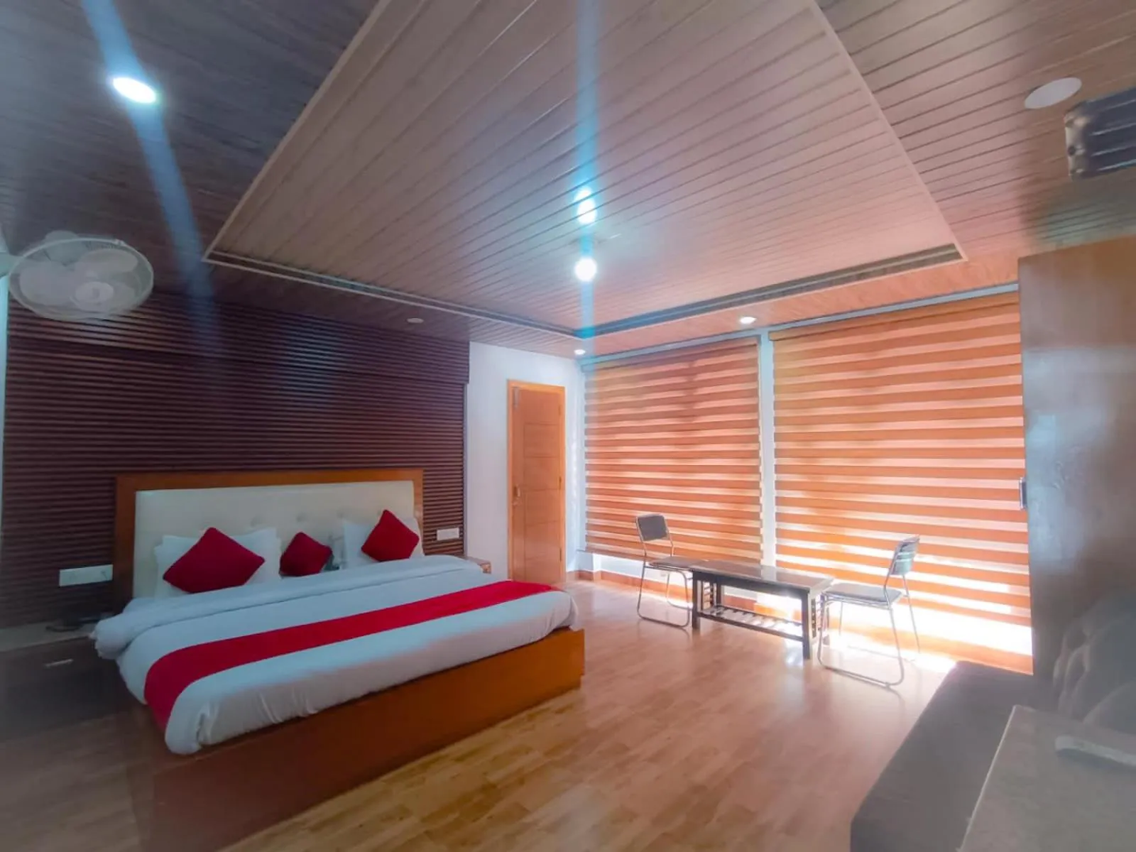 Photo of the whole room, Bed in Hotel Snow Ark inn, Dalhousie