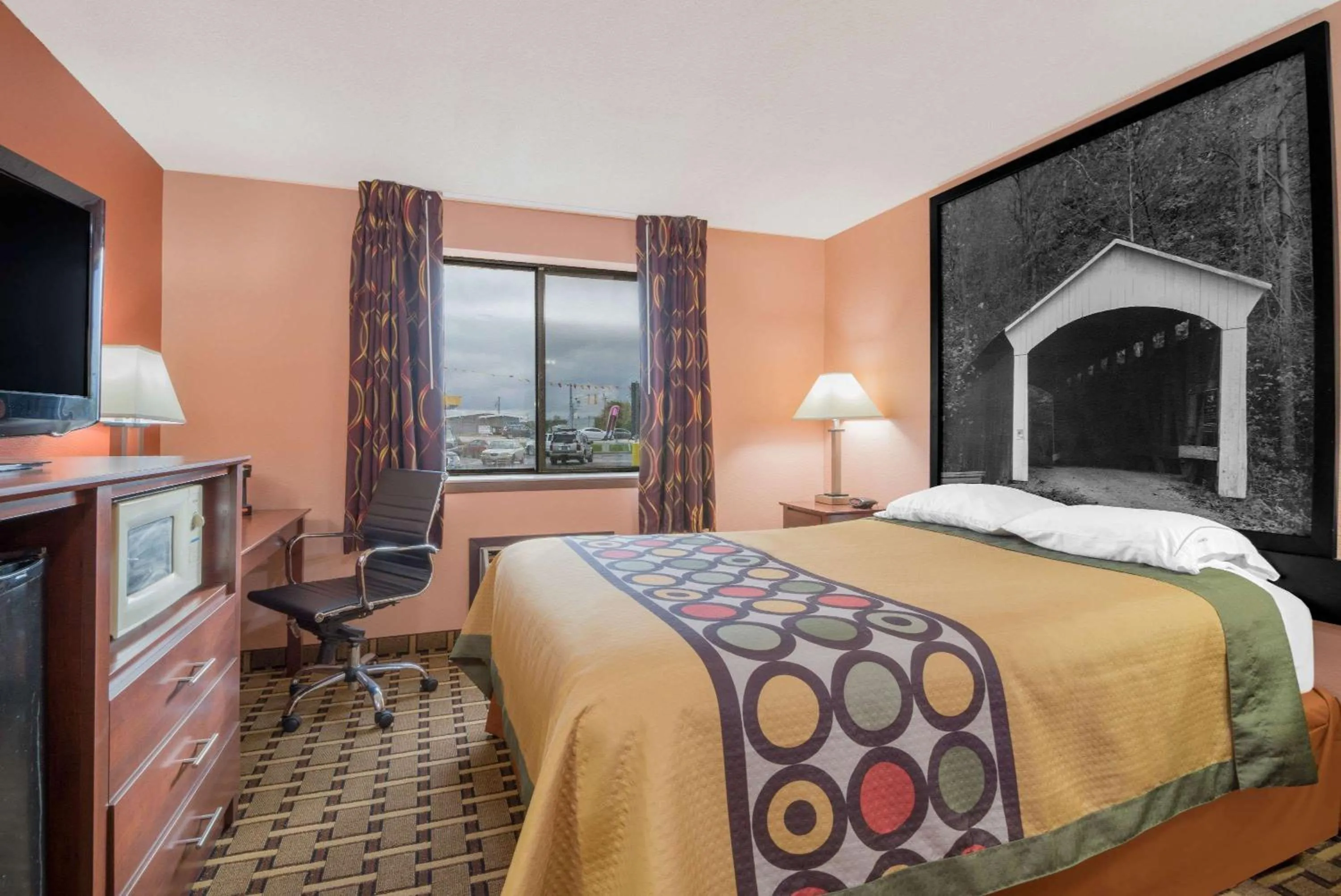 Photo of the whole room, Bed in Super 8 by Wyndham Shelbyville